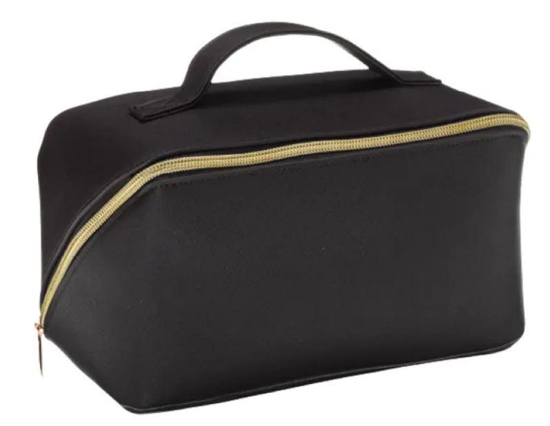 Toilettentasche, sog. Kosmetiktasche mit Reißverschluss, Foto siehe Anlage,
- mit einer Außenseite aus Kunststofffolien (geprägt),
- mit einem Handtragegriff,
- aufklappbar; mit einem an drei Seiten verlaufenden Reißverschluss,
- - gefüttert; innen mit einem den Mittelsteg bildenden Reißverschlussfach sowie
    an einer Längsseite mit einem und an der anderen Längsseite mit zwei offenen
    Einsteckfächern ausgestattet,
- mit den Abmessungen: ca. 25 cm (Breite) x 13 cm (Tiefe) x 12 cm (Höhe).

 "Toilettentasche (Necessaire), mit Außenseite aus Kunststofffolien"