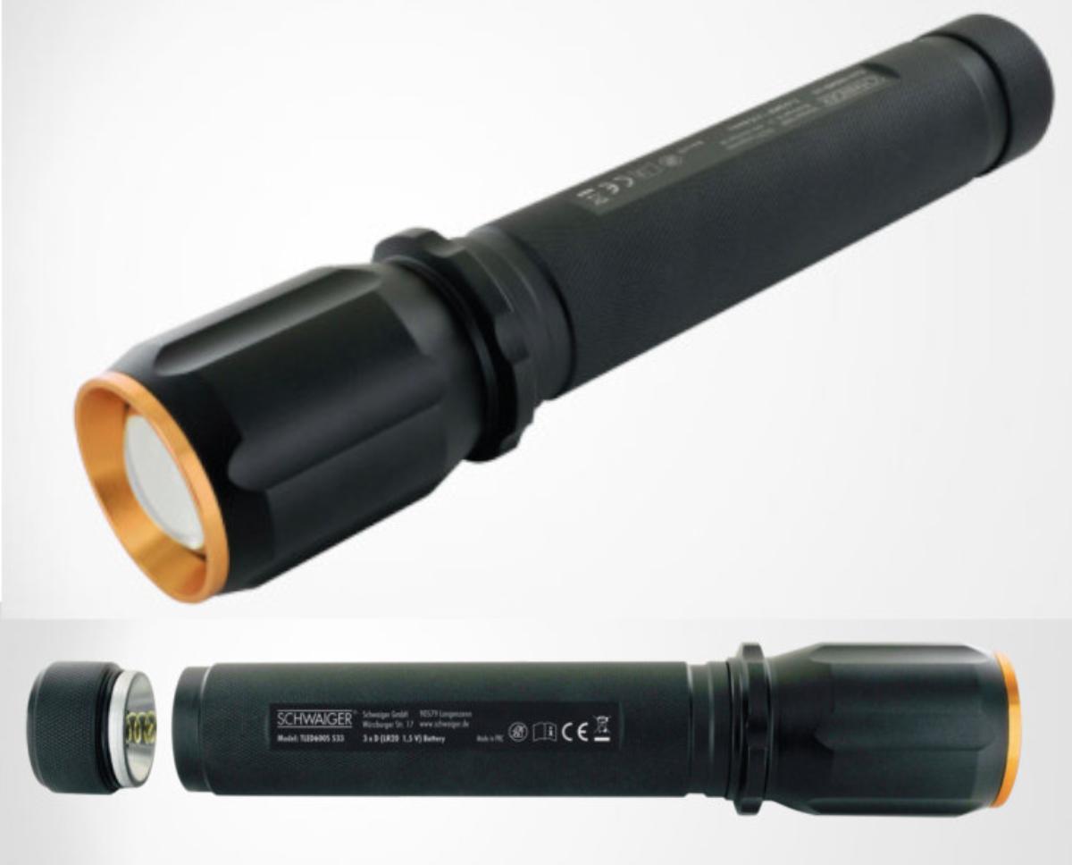 Taschenlampe (Abbildung siehe Anlage)
- aus einer kaltweiß-leuchtenden LED (5 Watt Osram LED, lt. Antrag) in
  einem stabförmigen Gehäuse aus Aluminium, Abmessung B x H x T:
  ca. 50 x 255 x 50 mm, mit Ein-/Ausschalter, Batteriefach und Trage-
  schlaufe, zum Aussenden von Dauerlicht in zwei Modi (500 / 250 Lumen),
  mit stufenloser Zoomfunktion des Lichtkegels durch Drehen am Lampen-
  körper,
- gemeinsam mit 3 Batterien LR20 als Beipack in einem Schweißblister
  verpackt,
- zur Verwendung als tragbare Leuchte (so gebaut, dass sie während ihrer
  Verwendung in der Hand gehalten, an der Person getragen oder an einem
  tragbaren Gegenstand befestigt werden kann).

Der Charakter der Warenzusammenstellung wird durch die Taschenlampe
bestimmt.

„Tragbare elektrische Leuchte zum Betrieb mit eigener Stromquelle, kein
Beleuchtungsgerät der Position 8512 (tragbare elektrische Leuchte in Waren-
zusammenstellung mit nicht charakterbestimmendem Beipack), sogenannte
Taschenlampe"