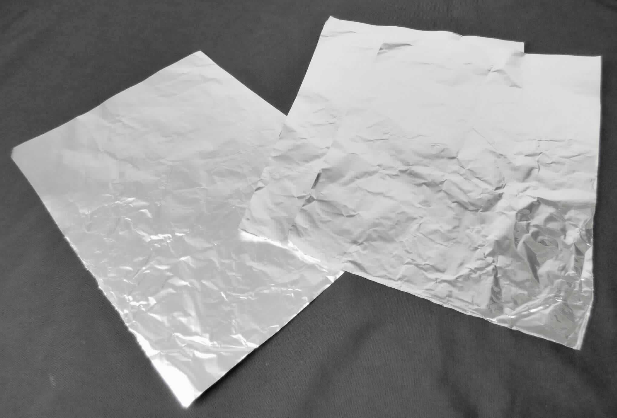 Aluminiumfolie

Bei der Ware handelt es sich um eine Folie aus einer Aluminiumlegierung (EN-AW-8079) auf Rollen. Die Folien haben eine Dicke von 6, 6,35 und 6,65 µm. Die Breite liegt zwischen 800 und 1450 mm. Das Rollengewicht liegt zwischen 800 und 1200 kg.
Den Angaben nach wird die Folie ausschließlich zur Herstellung von mehrschichtigen Verpackungsmaterialen verwendet.

Die Ware wird nach ihrer stofflichen Beschaffenheit als Folien, aus Aluminium, mit einer Dicke (ohne Unterlage) von 0,2 mm oder weniger, ohne Unterlage, nur gewalzt, andere, in den TARIC-Code 7607 1119 93 der Kombinierten Nomenklatur eingereiht.