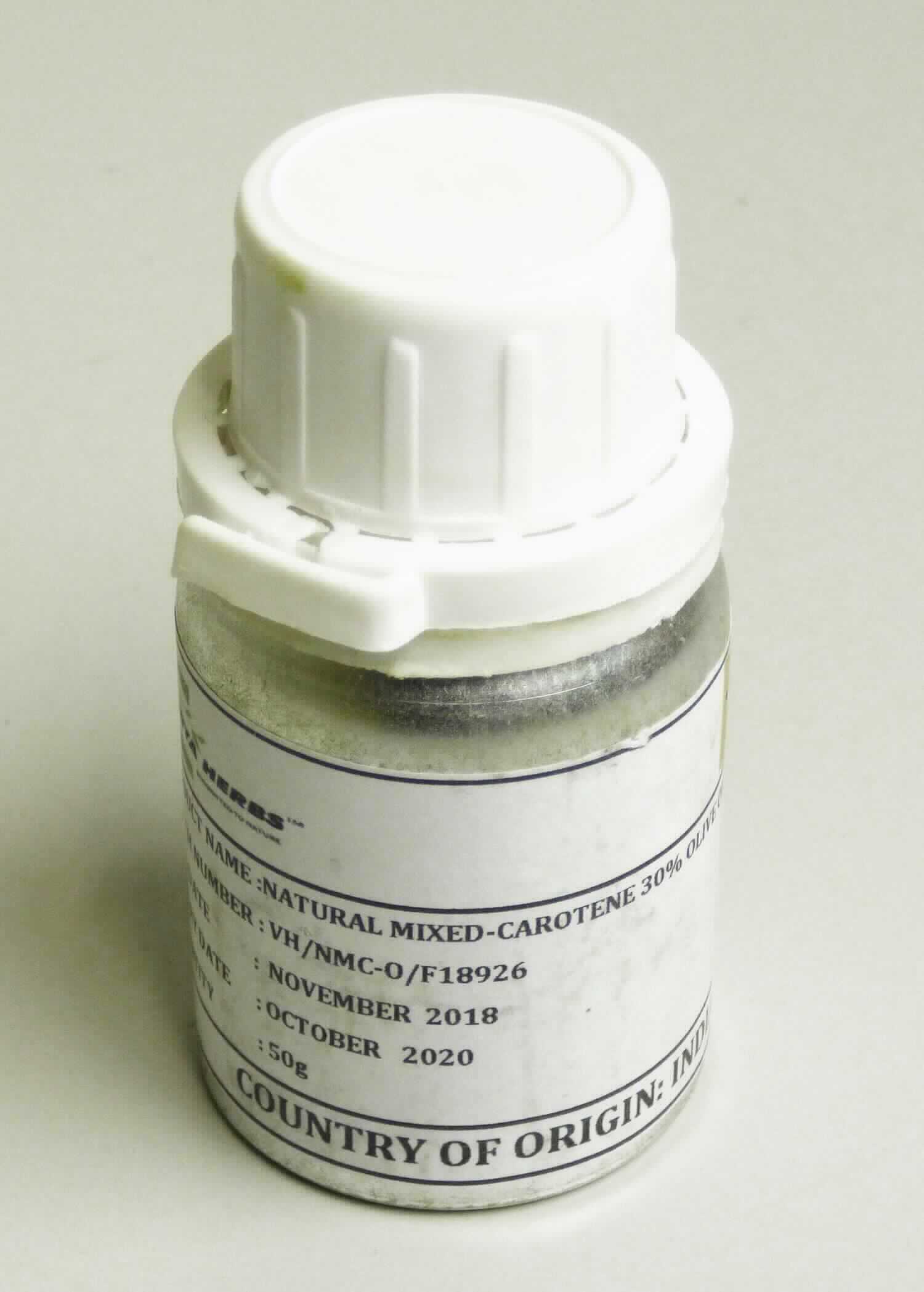 Angaben: 
Natürlich gemischte Carotinoide 30%; hergestellt aus Dunaliella Salina mittels Ethylacetat-Extraktion.

Warenbeschaffenheit:
Rote, sirupöse Flüssigkeit, verpackt in einem Musterbeutel.

Befund: 
Pflanzliche Farbmittel und Zubereitungen auf der Grundlage dieser Farbmittel.