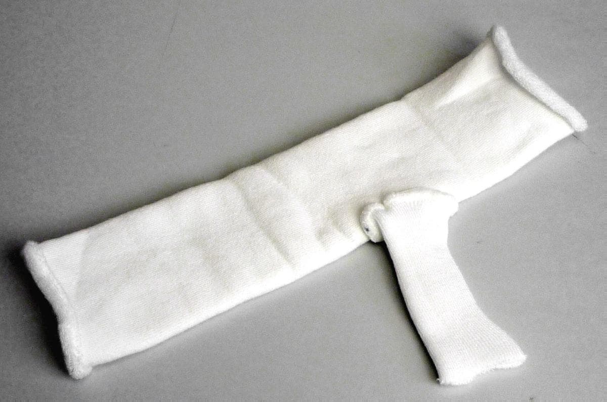 Handschuhe ohne Fingerspitzen, sog. Unterbezug für orthopädische Handorthesen, in Erwachsenen-
größe, Foto siehe Anlage,
- laut Antrag:
-- aus ca. 4 mm dicken, einfarbigen Schlingengewirken aus 95 % Polyester, 3 % Nylon und 2 % Spandex
   (alles synthetische Chemiefasern),
-- schlauchförmig gearbeitet, flachliegend ca. 30 cm lang und bis zu 10 cm breit,
-- ohne ausgearbeitete Finger; mit ausgearbeitetem Daumen ohne Spitze,
-- die Finger ohne die Fingerspitzen und teilweise den Unterarm bedeckend,
-- an den Rändern abgepasst hergestellt,
-- dient als Handschuh unter einer orthopädischen Orthese dem Komfort und der Hygiene,
- weist keine objektiven Beschaffenheitsmerkmale auf, die erkennen lassen, dass die Ware
  ausschließlich oder hauptsächlich mit Handorthesen der Position 9021 verwendet wird,
  u. a. deshalb keine Ware der Position 9021.

"Handschuhe ohne Fingerspitzen, aus Gewirken, andere als in der Unterposition 6116 10 genannte,
 aus synthetischen Chemiefasern"