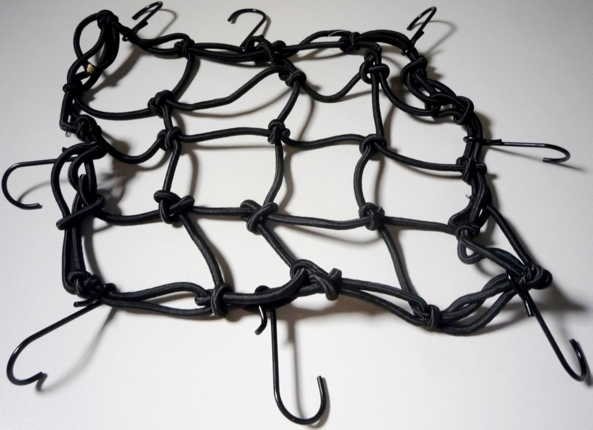 Konfektioniertes Netz, sog. Fahrradgepäcknetz Ventura, Foto siehe Anlage,
- quadratisch, in den Abmessungen von laut Antrag 25 cm x 25 cm,
- geknüpft, mit offenen, abgeknoteten Zellen,
- aus elastischen Kordeln mit einem Durchmesser von ca. 5 mm; bestehend aus mit Garnen aus
  synthetischen Spinnstoff (laut Antrag Polyester) umflochtenen Fäden aus Kautschuk, mit annähernd
  quadratischem Querschnitt und einem Durchmesser von ca. 1 mm (Meterware der Position 5604),
- ausgestattet mit acht Befestigungshaken aus unedlem Metall,
- durch Zusammenfügen konfektioniert,
- im Hinblick auf die Bedeutung in Bezug auf die Verwendung bestimmt das Netz aus elastischen
  Kordeln den Charakter der Ware.

"Konfektioniertes Netz (Fahrradgepäcknetz), aus synthetischen Spinnstoffen, aus Polyester"