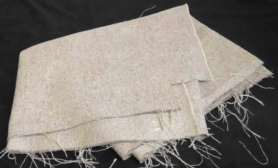 Gewebe, sog. Möbelbezugsstoff, Foto siehe Anlage,
- als Meterware, mit einer Breite von ca. 140 cm,
- laut Untersuchungsergebnis:
-- aus einem buntgewebten Gewebe in Musterbindung,
--- mit dünnen Kett- und Schussgarnen aus synthetischen Filamenten (laut Antrag Polyester),
--- mit dicken Kett- und Schussgarnen (Effektzwirn), bestehend aus zwei dünnen Garnen aus synthetischen
     Filamenten (laut Antrag Polyester) und einem dicken Garn aus synthetischen Spinnfasern (Polyester),
--- mit Chenillegarnen aus synthetischen Spinnfasern (Polyester),
-- mit einem Gesamtanteil an:
--- synthetischen Spinnfasern von ca. 58,3 GHT, u. a. somit keine Ware der Position 5407,
--- synthetischen Filamenten von ca. 41,7 GHT,
-- u. a. aufgrund der fehlenden samtartigen Oberfläche kein Chenillegewebe der Position 5801.

"Gewebe aus synthetischen Spinnfasern, anderes als in den Positionen 5512 bis 5514 genannte, aus Polyester-
 Spinnfasern, ausschließlich mit synthetischen Filamenten gemischt, buntgewebt"