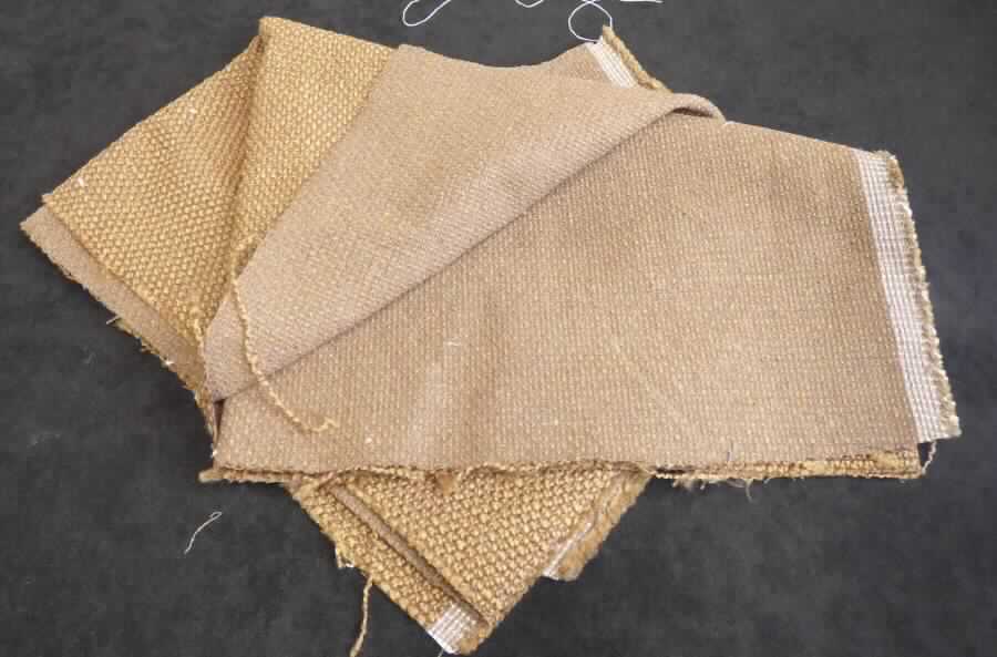 Gewebe, sog. Möbelbezugsstoff, Foto siehe Anlage,
- als Meterware, mit einer Breite von ca. 140 cm,
- laut Untersuchungsergebnis:
-- buntgewebtes Gewebe in Musterbindung,
--- mit dünnen Garnen aus synthetischen Spinnfasern (Polyester), Garnen aus Reißspinnstoff (u. a. Baumwolle,
    Polyester- und Viskose-Spinnfasern enthaltend) und dicken Garnen (Effektzwirne) aus synthetischen Spinnfasern
    (Polyester) und Filamenten (laut Antrag Polyester),
-- mit einem Gesamtanteil an:
--- Spinnfasern von ca. 95 GHT (davon ca. 90 GHT synthetische Spinnfasern (Polyester), ca. 2 GHT Viskose-
    Spinnfasern und 3 GHT Baumwolle),
--- Filamenten von ca. 5 GHT,
- aufgrund der Materialzusammensetzung keine Ware der Position 5514.

"Gewebe aus synthetischen Spinnfasern, mit einem Anteil an diesen Spinnfasern von mehr als 85 GHT,
 mit einem Anteil an Polyester-Spinnfasern von mehr als 85 GHT, buntgewebt"