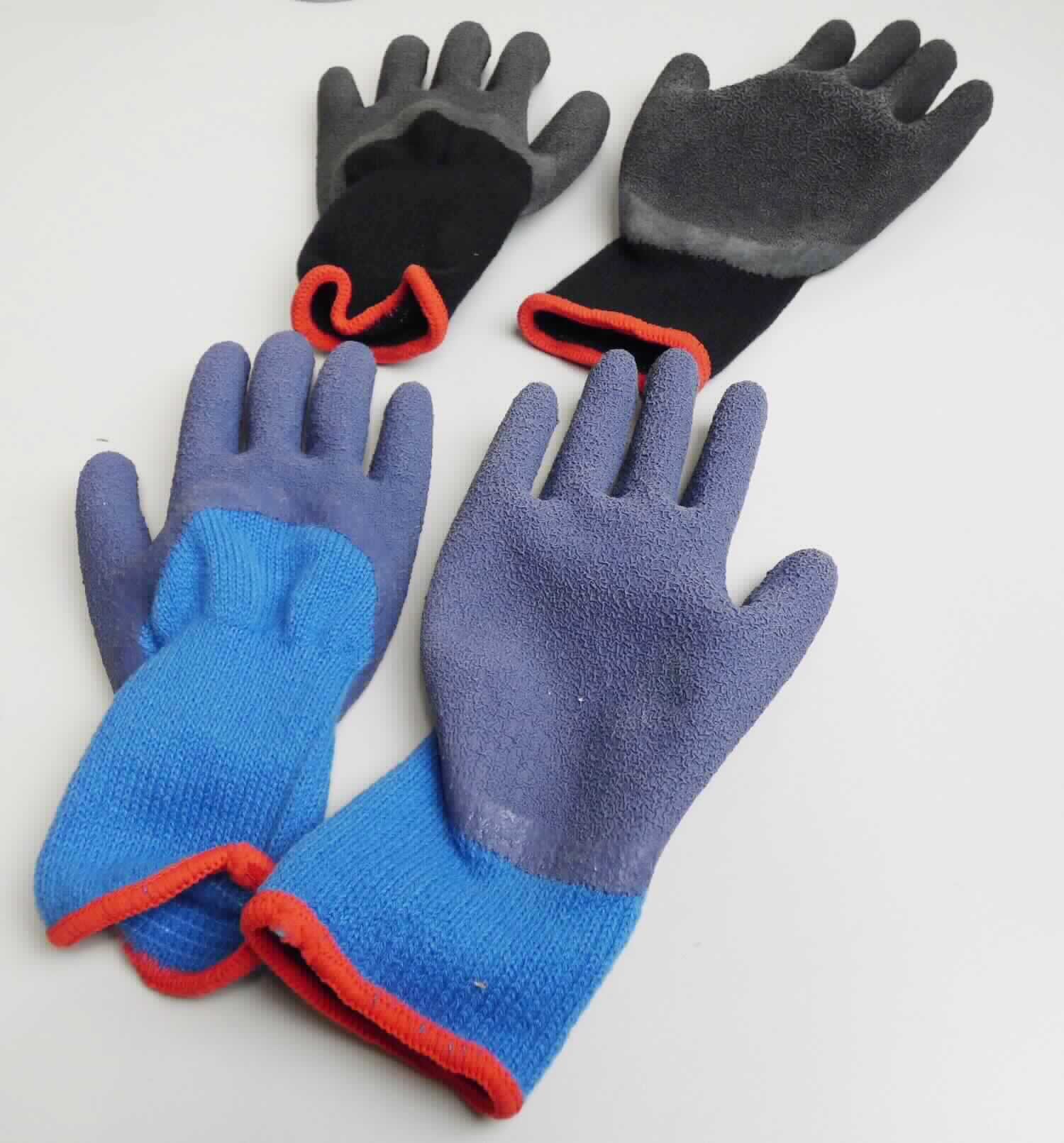 Fingerhandschuh, sog. Winterarbeitshandschuh, in den Größen 7, 8, 9, 10 und 11, Foto siehe Anlage,
- als Fünffingerhandschuh gearbeitet,
- aus ca. 2,6 mm dicken, einfarbigen Gewirken aus laut Antrag 100 % Polyacryl (synthetischen Chemiefasern),
- nachträglich mit Ausnahme des größten Teils der Stulpe und Teilen des Handrückens einseitig (Außenseite) im
  Tauchverfahren mit Kautschuk (laut Antrag Latex; keine Zellstruktur erkennbar) überzogen,
- mit einer elastischen Stulpe,
- am unteren Rand durch eine kontrastfarbene Überwendlichnaht gesäumt.

"Fingerhandschuh, aus Gewirken, mit Kautschuk überzogen"