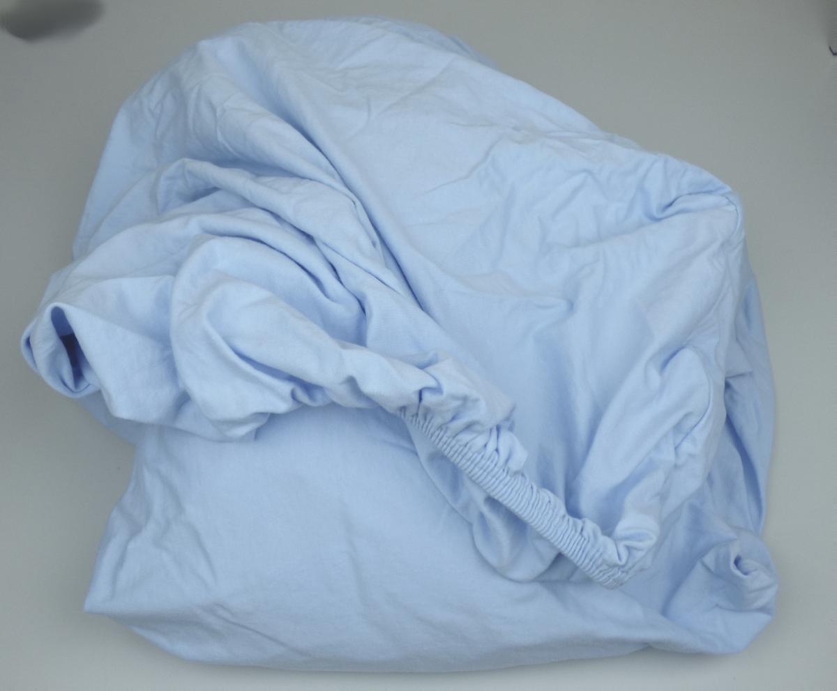 Bettwäsche, Foto siehe Anlage,
- in einem Polybeutel mit bedrucktem Pappeinleger verpackt,
- der Matratzenform entsprechend gearbeitet; laut Antrag in der Größe 200 cm x 220 cm bis
  220 cm x 240 cm,
- aus ca. 0,7 mm dicken, einfarbigen Gewirken aus laut Antrag 97 % Baumwolle und 3 % Elasthan
  (synthetische Chemiefasern),
- an den Rändern mit einem eingenähten, elastischen Zug, so dass das Betttuch über herkömmliche
  Matratzen gezogen werden kann,
- u. a. durch Zusammennähen konfektioniert,
- wird üblicherweise gewaschen.

"Bettwäsche aus Spinnstoffen, aus Gewirken"