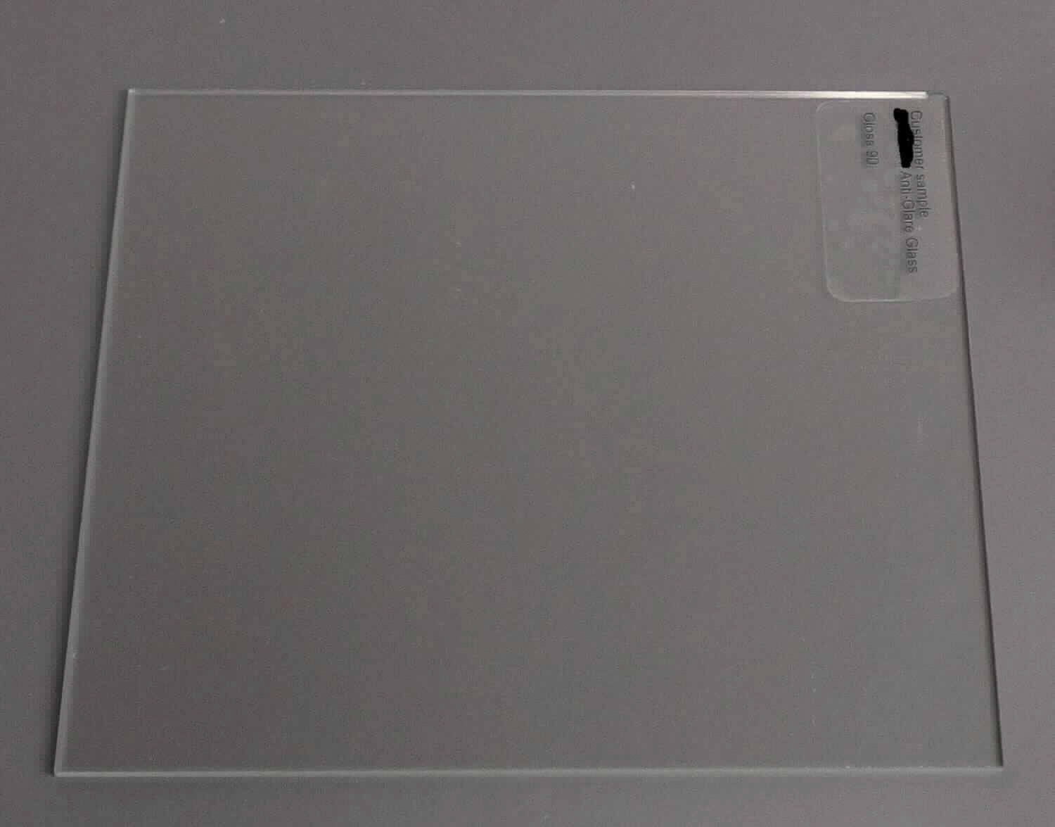 Glasplatten, sog. Anti-Glare-Glas (die Einreihung erfolgt aufgrund der Antragsangaben), Foto siehe Anlage,
- in Form von rechteckigen Platten aus Glas,
- - aus thermisch oder chemisch vorgespanntem Einschichten-Sicherheitsglas (ESG),
- - aus Kalk-Natron-Flachglas mit einem Eisengehalt von weniger als 300 ppm,
- - mit einer solaren Transmission von mehr als 88 % (gemessen beim Spektrum AM 1,5 300-2500 nm),
- - mit einer Wärmebeständigkeit bis 250° C (gemessen nach EN 12150),
- - mit einer Temperaturwechselbeständigkeit von Delta 150 K (gemessen nach EN 12150),
- - mit einer mechanischen Stabilität von 90 N/mm2 oder mehr (gemessen nach EN 1288-3),
- mit einer leicht aufgerauten Oberfläche (durch chemischen Ätzen),
- ohne Beschichtung,
- in verschiedenen Abmessungen:
- - Glasdicken: 1,1 mm, 1,9 mm oder 3,0 mm,
- - Abmessungen: 
- - - bis zu 1450 mm x 1220 mm bei Glasdicken von 1,1 mm,
- - - bis zu 3000 mm x 1500 mm bei Glasdicken von 1,9 mm und 3,0 mm,
- hergestellt aus Floatglas der Position 7005,
- eignet sich für Anwendungen im öffentlichen Bereich (z. B. in Fahrkartenautomaten) oder als Bildverglasung.

"Vorgespanntes Einschichten-Sicherheitsglas, anderes als in den Unterpositionen 7007 1110 bis 7007 1920
 genanntes, Solarglas bestehend aus vorgespanntem Kalk-Natron-Flachglas mit einem Eisengehalt von weniger
 als 300 ppm, einer solaren Transmission von mehr als 88 % (gemessen beim Spektrum AM 1,5 300-2500 nm),
 einer Wärmebeständigkeit bis 250° C (gemessen nach EN 12150), einer Temperaturwechselbeständigkeit von
 Delta 150 K (gemessen nach EN 12150) und einer mechanischen Stabilität von 90 N/mm2 oder mehr (gemessen
 nach EN 1288-3), mit einer Dicke von nicht mehr als 4,5 mm, unbeschichtet"