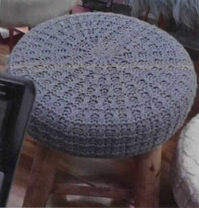 Bei der als "Hocker mit Wollbeschichtung" bezeichneten Ware handelt es sich um einen ca. 40 cm hohen und im Durchmesser ca. 40 cm großen  Sitzhocker, im Wesentlichen bestehend aus vier schräg zueinander stehenden, runden Holzbeinen und einem zylinderartigen, gepolsterten Sitz, welcher mit einen Wollstoff passend zur Sitzfläche umspannt ist. 

Die auf den Boden zu stellende Ware wird als "anderes als von der Position 9402 erfasstes Sitzmöbel, mit Gestell aus Holz, gepolstert" eingereiht.