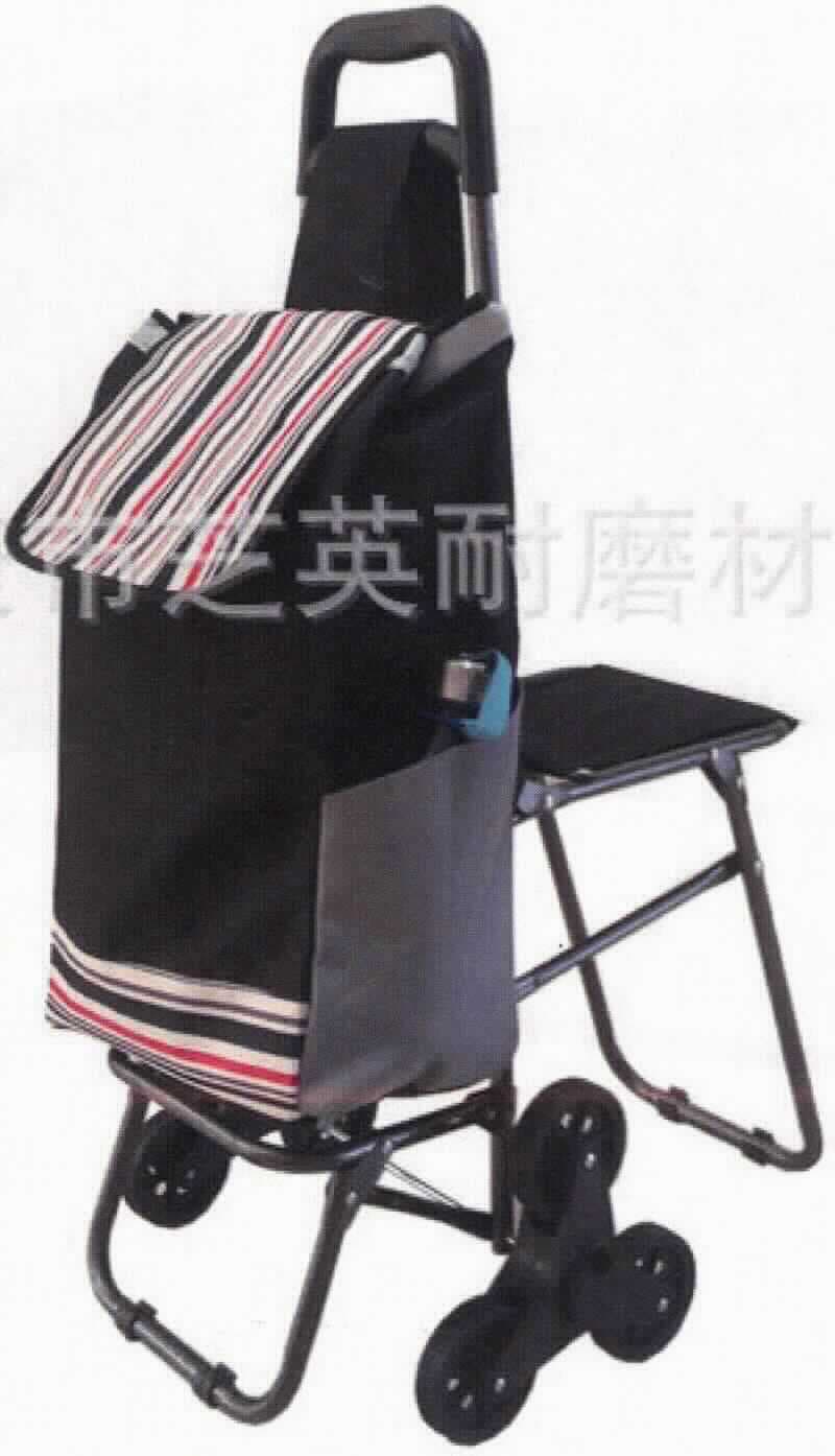 Einkaufstrolley (Einkaufsagen) mit Sitz, Foto siehe Anlage,
- laut Antrag mit den Abmessungen von 87 cm x 10 cm x 40 cm (L x T x H),
- aus verschiedenen Bestandteilen zusammengesetzte Ware bestehend aus:
- - einem nicht selbstfahrenden Fahrzeug,
- - - aus einem Metallgestell mit Kunststoffgriff,
- - - mit einer Laufachse mit je drei Kunststoff-Rädern (laut Antrag EVA) an jeder Seite zur
      Bewältigung von Treppen sowie 
- - - einer bügelförmigen Stütze, die ein aufrechtes Stehen des Fahrzeugs ermöglicht,
- - einer abnehmbaren Tasche,
- - - aus einem Kunststoffgewebe (laut Antrag Nylon),
- - - mit einer Überschlagklappe zum Schließen der Tasche,
- - einem Sitzmöbel in Form eines Klappsitzes (nicht charakterbestimmend, da die aus
    verschiedenen Bestandteilen zusammengesetzte Ware hauptsächlich dem Transport von
    Waren dient),
- Metallrohrgestell und Tasche gemeinsam sind für den Transport von Waren konstruiert 
  (charakterbestimmende Bestandteile gegenüber dem Sitzmöbel); Metallrohrgestell und 
  Tasche können aber auch für sich alleine verwendet werden, ein charakterbestimmender 
  Bestandteil ist daher nicht zu ermitteln; die Ware ist somit der von den gleichermaßen
  in Betracht kommenden Positionen (4202 und 8716) der in der Nomenklatur zuletzt 
  genannten zuzuweisen.

"Nicht selbstfahrendes Fahrzeug (Einkaufstrolley)"