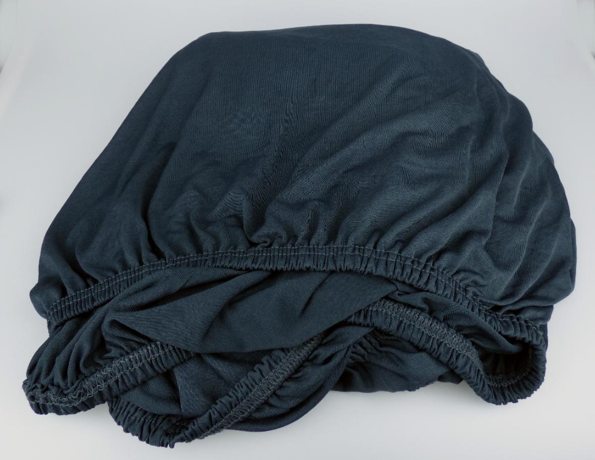 Bettwäsche, Foto siehe Anlage,
- der Matratzenform entsprechend gearbeitet; laut Antrag für die Matratzengröße 90 cm x 200 cm bis
  100 cm x 200 cm,
- aus ca. 0,5 mm dicken, einfarbigen Gewirken aus laut Antrag 100 % Polyester (synthetische
  Chemiefasern),
- an den Rändern mit einem eingenähten, elastischen Zug, so dass das Bettlaken über herkömmliche 
  Matratzen gezogen werden kann,
- u. a. durch Zusammennähen konfektioniert,
- wird üblicherweise gewaschen.

"Bettwäsche aus Spinnstoffen, aus Gewirken"