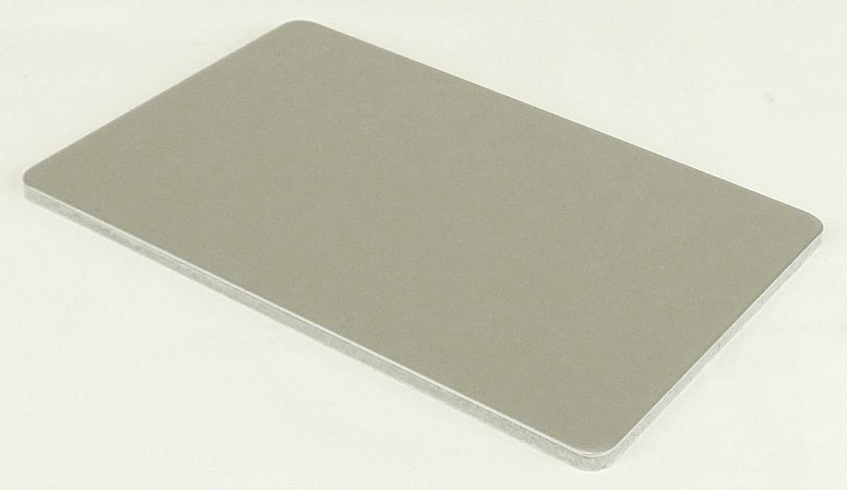 Aluminium-Verbundplatten

Bei der Ware handelt es sich um rechteckige Platten, bestehend aus einem Kern, der aus verschiedenen Materialien gefertigt sein kann (z. B. Polyethylen, mineralische Komponenten). Dieser Kern ist beidseitig mit einem Blech (Dicke 0,5 mm) aus einer Aluminiumlegierung (Material EN AW 5005A) laminiert (Aluminium-Verbundplatten). Die Aluminiumbleche sind walzmatt oder mit Lack beschichtet. Die Platten haben eine Länge von 2000 mm bis 6800 mm und eine Breite von 1000 mm bis 2050 mm. Die Gesamtdicke einer Platte liegt zwischen 3 mm und 6 mm. Die Bleche aus Aluminium verleihen der Ware ihren wesentlichen Charakter. Die Erzeugnisse werden im Baubereich als Fassadenelemente sowie im Industrie- und Transportbereich zur Verkleidung verwendet.

Abbildung siehe Anlage.

Derartige Waren sind als "Bleche, aus Aluminium, mit einer Dicke von mehr als 0,2 mm, quadratisch oder rechteckig, aus Aluminiumlegierungen, Aluminium-Verbundplatte" in die Unterposition 7606 1230 der Kombinierten Nomenklatur einzureihen.