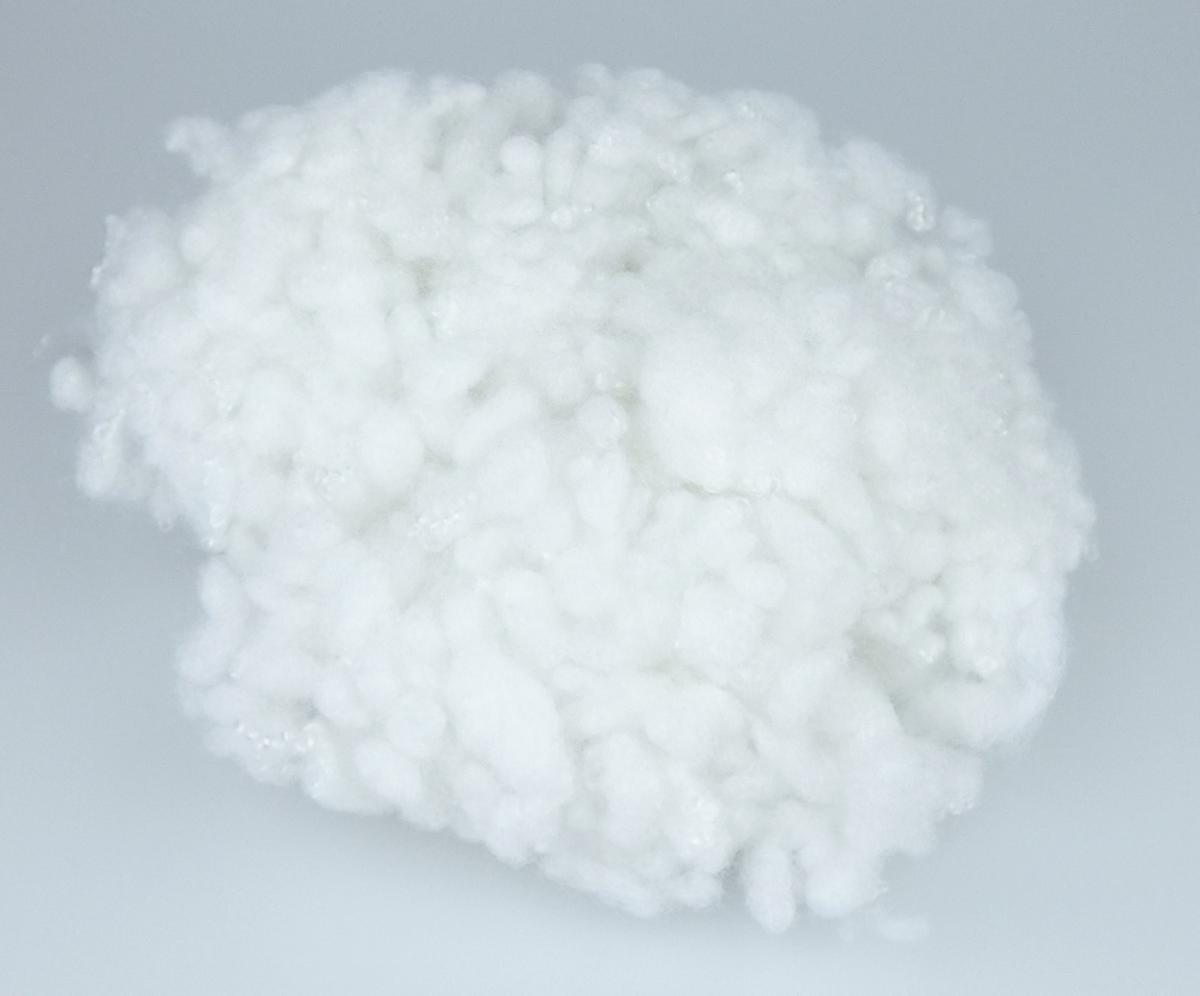 Synthetische Spinnfasern, sog. Hohlfaserbällchen, Foto siehe Anlage
- aus laut Antrag Polyester,
- laut Untersuchungsergebnis:
-- weder gekrempelt, noch gekämmt, noch anders für die Spinnerei bearbeitet,
-- keine Verschmutzungen vorhanden,
-- mit Silikon ausgesrüstet.

"Synthetische Spinnfasern, weder gekrempelt noch gekämmt, noch anders für die Spinnerei bearbeitet,
  aus Polyester"
