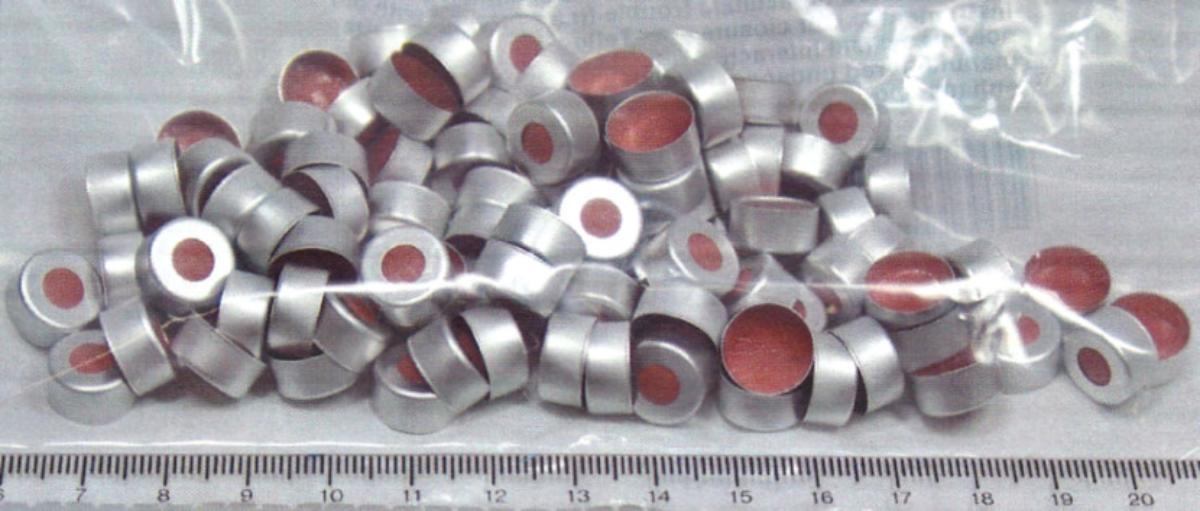 Es handelt sich um aus Aluminium gefertigte runde Deckel (Durchmesser: etwa 11,5 mm, Höhe: etwa 5,8 mm), die mittig mit einer Lochung und auf der Innenseite mit einer Scheibe aus Kunststoff oder Kautschuk versehen sind. Die Erzeugnisse dienen dem Verschließen von Analyseflaschen und sind zu jeweils 100 Stück in einem Kunststoffbeutel verpackt.
- Antragstellerangaben -

Abbildung siehe Anlage.

Derartige Erzeugnisse gehören als "anderes Verpackungszubehör aus unedlen Metallen (als in den TARIC-Codes 8309 1000 00 bis 8309 9010 00 genanntes)" zum TARIC- 8309 9090 90.