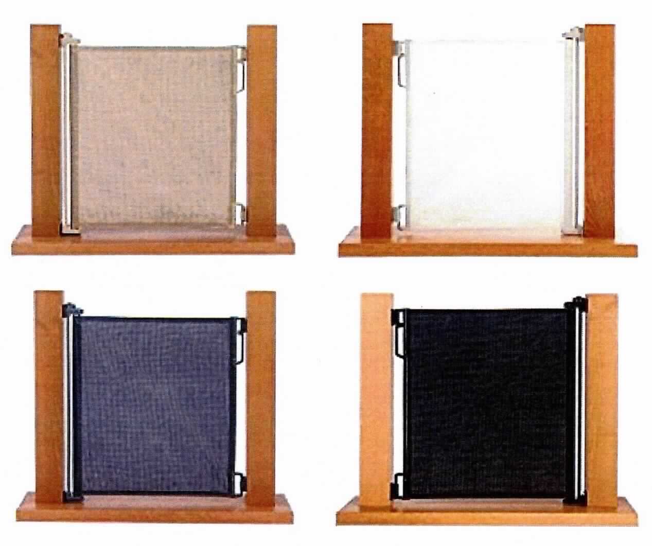 Es handelt sich um eine Warenzusammenstellung in Aufmachung für den Einzelverkauf (Pappkarton), bestehend aus
- einem aus Kunststoffen und Aluminium bestehenden Tür- und Treppenschutzgitter (Höhe ca. 85 cm),
-- in der Breite von ca. 50 bis 140 cm verstellbar,
- einer Bedienungsanleitung,
- diversem Montagematerial aus Stahl (Schrauben und Muttern),
- Geländermontagekit, Wandhalterungen und Barriere-Adapter aus Kunststoffen.

Das Erzeugnis dient nach dem Anbringen an der Wand oder am Geländer als Absperrung an Türen und Treppen zum Schutz für Kinder.

Das Tür- und Treppenschutzgitter besteht aus einem Rahmen (Kassette) aus Aluminium mit seitlich angebrachten Beschlägen aus Kunststoffen sowie einem ein- und ausziehbaren Rollo aus vollständig in Kunststoff eingebettetem Spinnstoffgewirke (damit Ware aus Kunststoff), das in der Kassette "verstaut" wird.
Der Kunststoff ist im Hinblick auf den Umfang und die Bedeutung in Bezug auf die Verwendung charakterbestimmend.

Das Tür- und Treppenschutzgitter bestimmt den Charakter der Warenzusammenstellung.

Derartige Absperrvorrichtungen werden zolltariflich als "Baubedarfsartikel aus Kunststoffen, anderweit weder genannt noch inbegriffen, andere als in den TARIC-Codes 3925 1000 00 bis 3925 9080 00 erfasst" eingereiht.