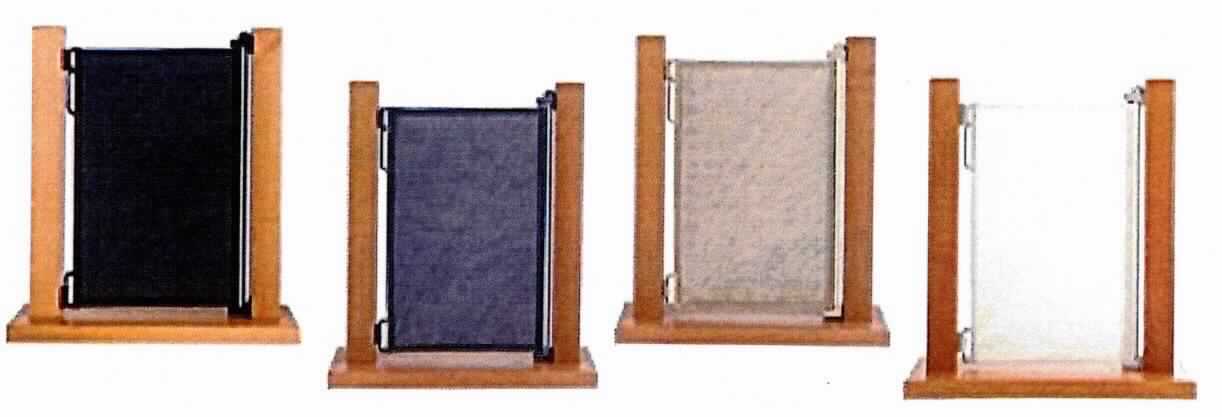 Es handelt sich um eine Warenzusammenstellung in Aufmachung für den Einzelverkauf (Pappkarton), bestehend aus
- einem aus Kunststoffen und Aluminium bestehenden Tür- und Treppenschutzgitter (Höhe ca. 105 cm),
-- in der Breite von ca. 50 bis 150 cm verstellbar,
- einer Bedienungsanleitung,
- diversem Montagematerial aus Stahl (Schrauben und Muttern),
- Geländermontagekit, Wandhalterungen und Barriere-Adapter aus Kunststoffen.

Das Erzeugnis dient nach dem Anbringen an der Wand oder am Geländer als Absperrung an Türen und Treppen zum Schutz für Kinder.

Das Tür- und Treppenschutzgitter besteht aus einem Rahmen (Kassette) aus Aluminium mit seitlich angebrachten Beschlägen aus Kunststoffen sowie einem ein- und ausziehbaren Rollo aus vollständig in Kunststoff eingebettetem Spinnstoffgewirke (damit Ware aus Kunststoff), das in der Kassette "verstaut" wird.
Der Kunststoff ist im Hinblick auf den Umfang und die Bedeutung in Bezug auf die Verwendung charakterbestimmend.

Das Tür- und Treppenschutzgitter bestimmt den Charakter der Warenzusammenstellung.

Derartige Absperrvorrichtungen werden zolltariflich als "Baubedarfsartikel aus Kunststoffen, anderweit weder genannt noch inbegriffen, andere als in den TARIC-Codes 3925 1000 00 bis 3925 9080 00 erfasst" eingereiht.