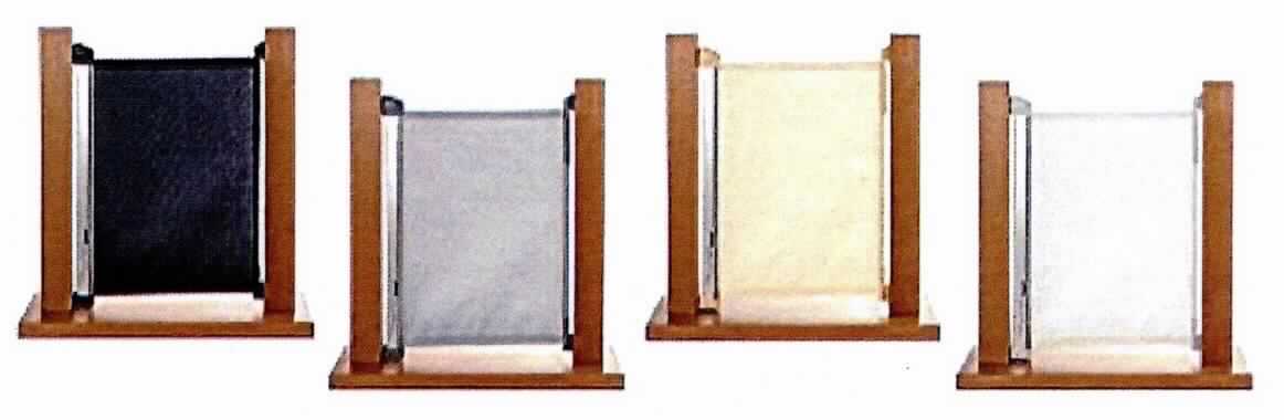 Es handelt sich um eine Warenzusammenstellung in Aufmachung für den Einzelverkauf (Pappkarton), bestehend aus
- einem aus Kunststoffen und Aluminium bestehenden Tür- und Treppenschutzgitter (Höhe ca. 107 cm),
-- in der Breite von ca. 50 bis 135 cm verstellbar,
- einer Bedienungsanleitung,
- diversem Montagematerial aus Stahl (Schrauben und Muttern),
- Geländermontagekit, Wandhalterungen und Barriere-Adapter aus Kunststoffen.

Das Erzeugnis dient nach dem Anbringen an der Wand oder am Geländer als Absperrung an Türen und Treppen zum Schutz für Kinder.

Das Tür- und Treppenschutzgitter besteht aus einem Rahmen (Kassette) aus Aluminium mit seitlich angebrachten Beschlägen aus Kunststoffen sowie einem ein- und ausziehbaren Rollo aus vollständig in Kunststoff eingebettetem Spinnstoffgewirke (damit Ware aus Kunststoff), das in der Kassette "verstaut" wird.
Der Kunststoff ist im Hinblick auf den Umfang und die Bedeutung in Bezug auf die Verwendung charakterbestimmend.

Das Tür- und Treppenschutzgitter bestimmt den Charakter der Warenzusammenstellung.

Derartige Absperrvorrichtungen werden zolltariflich als "Baubedarfsartikel aus Kunststoffen, anderweit weder genannt noch inbegriffen, andere als in den TARIC-Codes 3925 1000 00 bis 3925 9080 00 erfasst" eingereiht.
