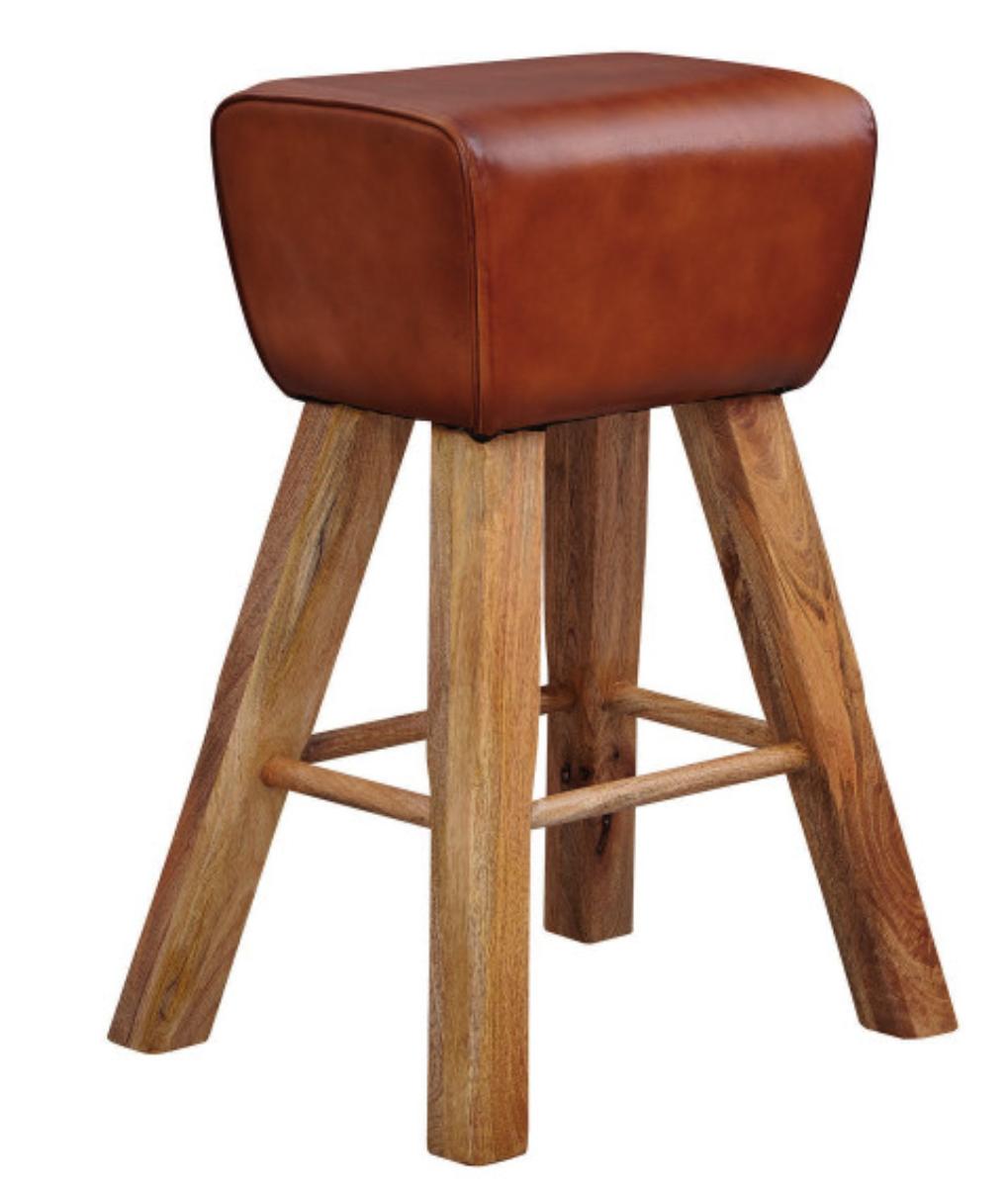 Bei dem sog. "WOHNLING Barhocker Turnbock“ handelt es sich um ein ca. 43 x 43 x 75 cm (B x T x H) großes Sitzmöbel mit einem Gestell aus vier Beinen (Mangoholz) sowie einer gepolsterten, turnbockähnlichen Sitzfläche (43 x 29,5 cm – B x T), die mit braunem Ziegenleder überzogen ist.

Die auf den Boden zu stellende Ware ist als "anderes als in der Position 9402 genanntes Sitzmöbel, nicht von den Unterpositionen (HS) 9401 10 bis 9401 59 erfasst, mit einem Gestell aus Holz, gepolstert" einzureihen.