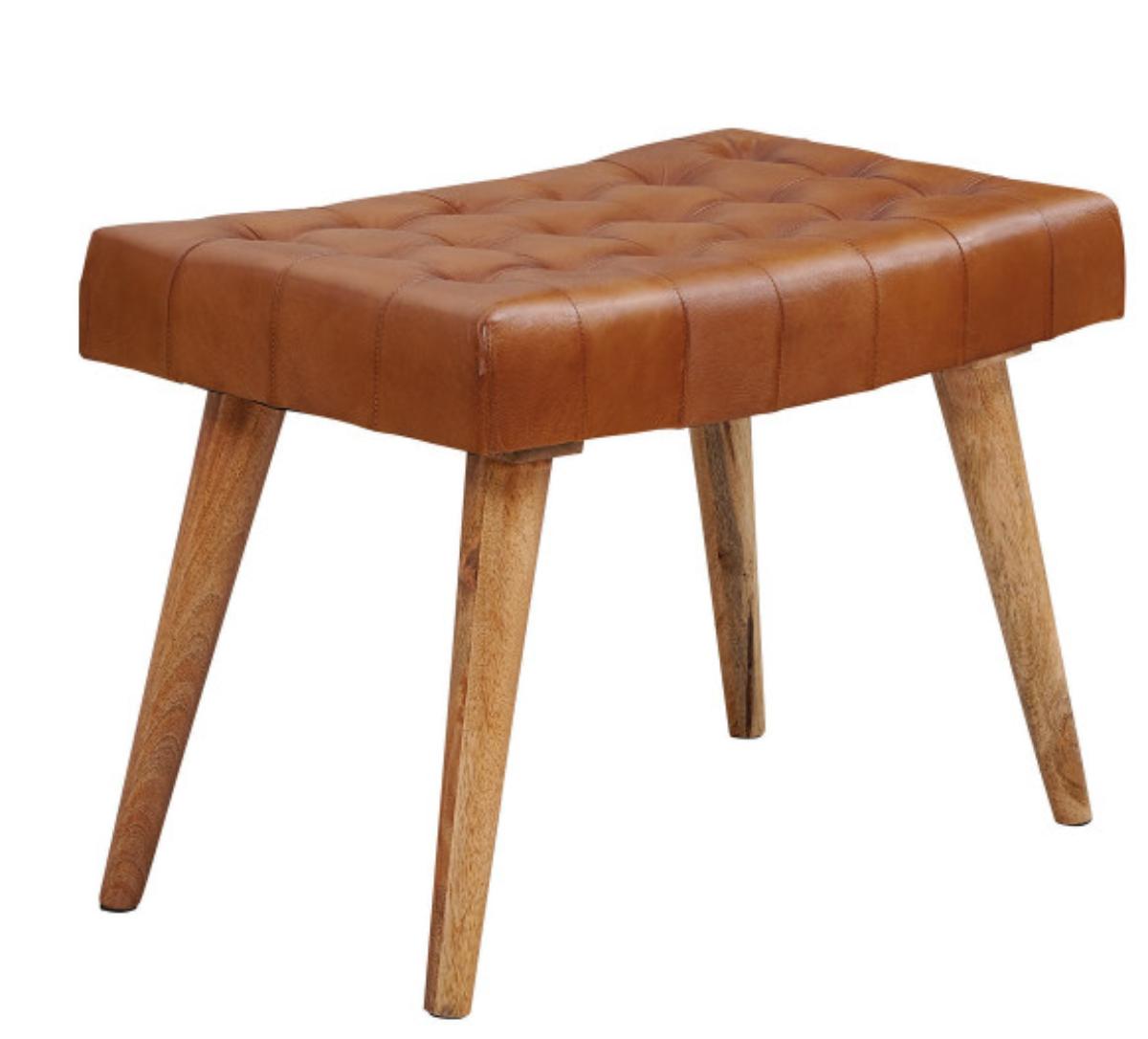 Es handelt sich bei dem sog. „Wohnling Sitzhocker“ um ein Sitzmöbel, im Wesentlichen bestehend aus einem vierbeinigen Holzgestell mit gepolsterter und Leder überzogener Sitzfläche; 67 cm x 47 cm x 39 cm (B x H x T).
Die Ware ist dazu bestimmt, auf den Boden gestellt zu werden und dient der Einrichtung von Wohnungen.
Das Erzeugnis wird als "anderes als von der Position 9402 erfasstes Sitzmöbel, mit Gestell aus Holz, gepolstert" eingereiht.