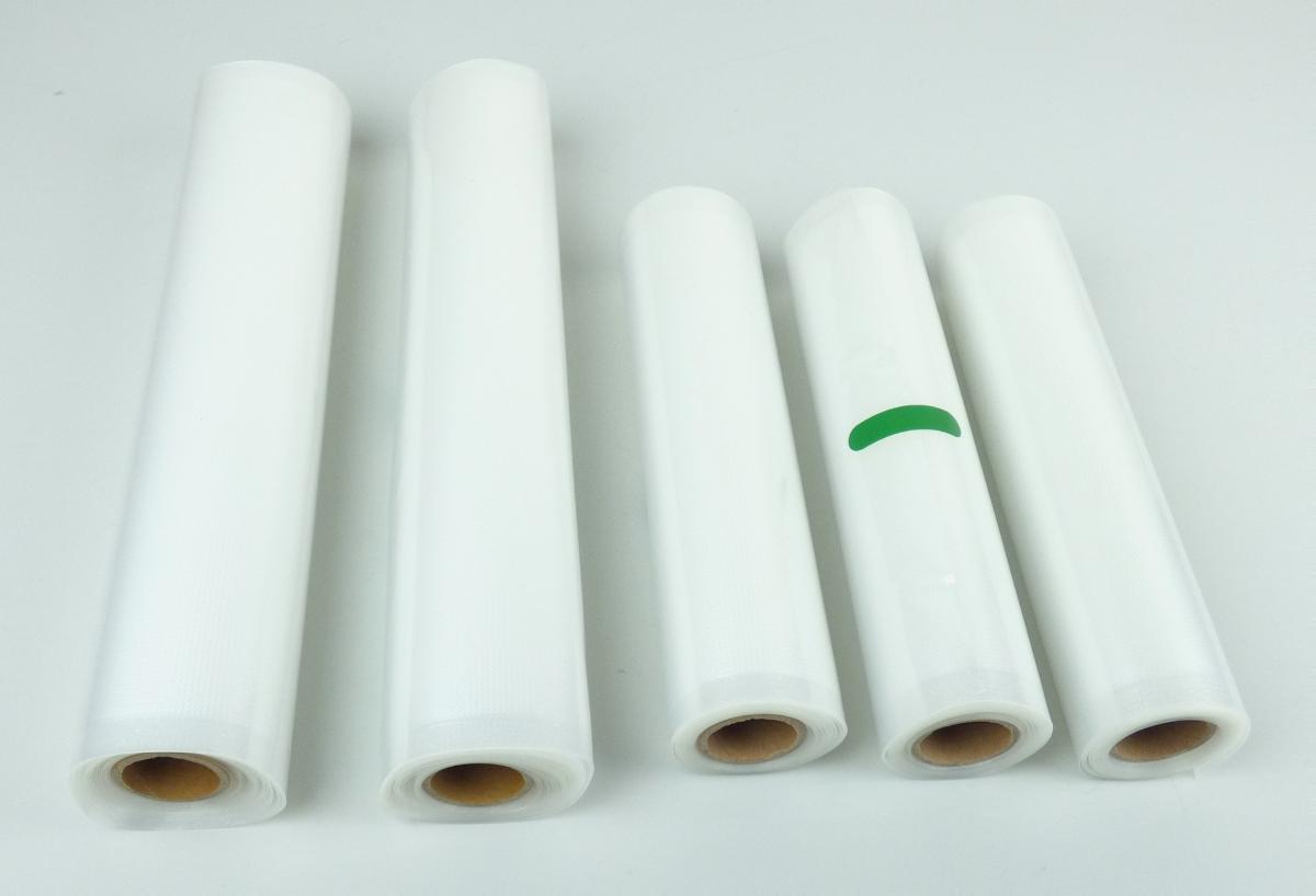 Angaben des Antragstellers:
Folienrolle, geeignet zum Vakuumieren von Lebensmitteln
-Material: Polyamid (Nylon) und Polyethylen; Folienstärke 0,2 - 0,29 mm-

Feststellungen an einem Warenmuster:
Es wurden aufgerollte Folienschläuche in unterschiedlichen Breiten vorgelegt. Die Folienschläuche bestehen aus einer farblosen, glatten und einer farblosen, strukturierten Folie, die an den Rändern zu einem Schlauch zusammengeschweißt wurden.

Befund:
Es liegt ein flachliegender Schlauch der Unterposition (KN) 3917 3200 vor.