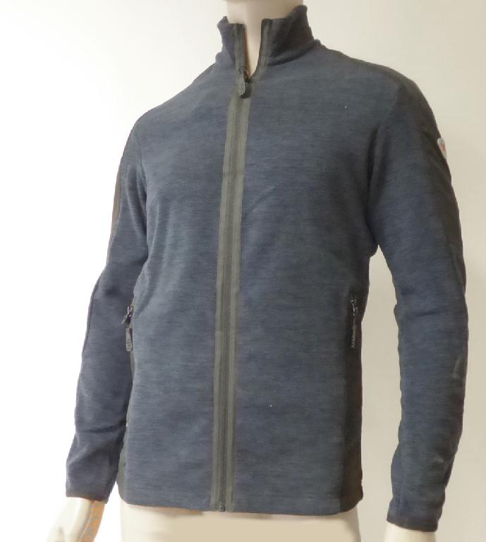 Strickjacke, sog. BP Fleecejacke für Herren, Art. 1829-040-0113, Größe XS, Foto siehe Anlage,
- in einem Polybeutel verpackt,
- aus ca. 2 mm dicken, buntgewirkten, beidseitig gerauten Gewirken (sog. Fleece) aus laut Antrag
  100 % Polyester (synthetische Chemiefasern); im Bereich der Schultern, Oberarme und Taschen
  mit Be- bzw. Einsätzen aus einfarbigen Geweben,
- über den Schritt reichend (Rückenlänge: ca. 73 cm),
- mit einem Stehkragen,
- vorn mit einer durchgehenden Öffnung mit einem bis zum Kragenrand reichenden Reißverschluss,
- ohne Hinweise auf den Trägerkreis (unisex), somit keine Männerkleidung,
- mit langen Ärmeln,
- mit zwei eingesetzten Taschen mit Reißverschluss unterhalb der Taille,
- am unteren Rand durch Umschlagen und Festnähen gesäumt,
- weist weder aufgrund der Ausstattung (ungefüttert) noch des Schnitts (nicht in Bahnen gearbeitet)
  eine gewisse Formfestigkeit auf, somit keine Jacke,
- wird im Allgemeinen nicht über jeder anderen Kleidung und zum Schutz gegen das Wetter getragen,
  somit keine Ware der Position 6102.

"Strickjacke, aus Gewirken, aus Chemiefasern, für Frauen"