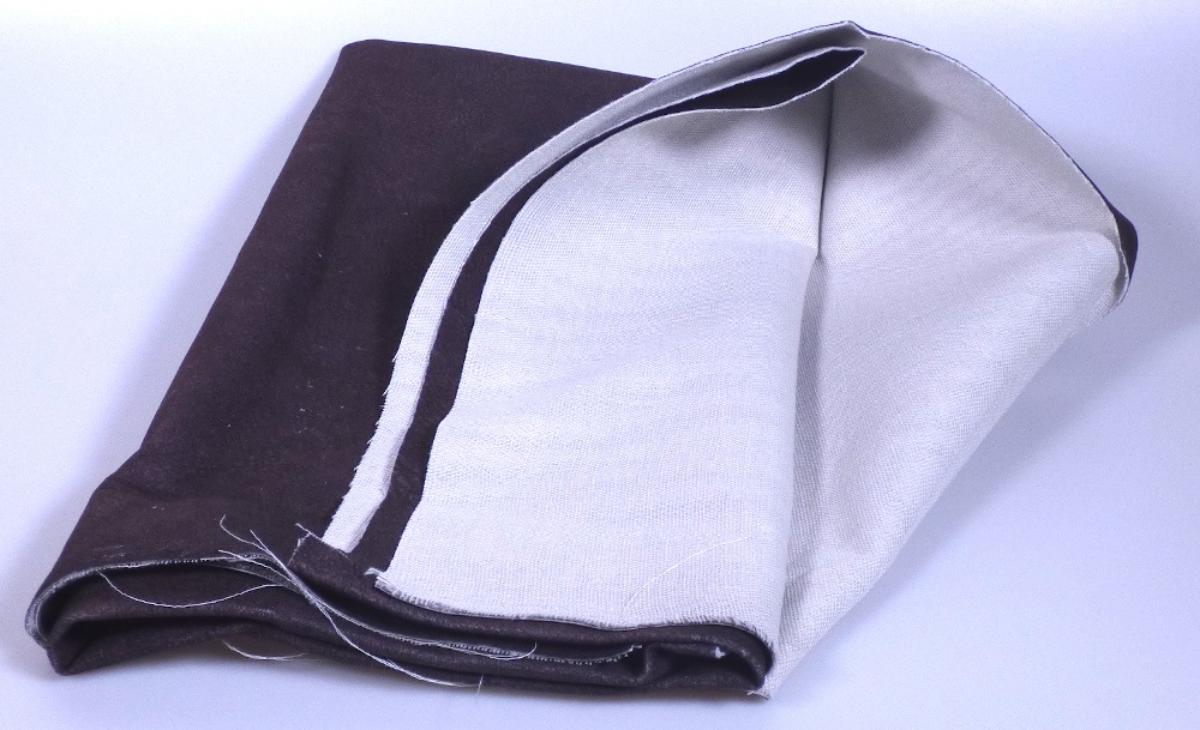 Textillaminat, sog. Möbelbezugsstoff, Art. Jazz, Foto siehe Anlage,
- als Meterware, mit einer Breite von laut Antrag 145 cm,
- laut Untersuchungsergebnis:
-- aus zwei mit ihrer ganzen Fläche aufeinander liegenden und so miteinander durch Kleben verbundenen
   Lagen:
--- mit einer Oberlage (Schauseite):
---- aus einem Samtgewirke (in Kettenwirktechnik) aus synthetischen Chemiefasern
     (laut Antrag Polyester),
---- kein Hochflorerzeugnis und kein Schlingengewirke,
--- mit einer Unterlage:
---- aus einem einfarbigen Gewebe,
- insbesondere im Hinblick auf die Verwendung als Möbelbezugsstoff verleiht das die Schauseite
  bildende Samtgewirke der Ware ihren wesentlichen Charakter.

"Samt, gewirkt, anderer als in den Unterpositionen 6001 10 bis 6001 29 genannte, aus Chemiefasern"