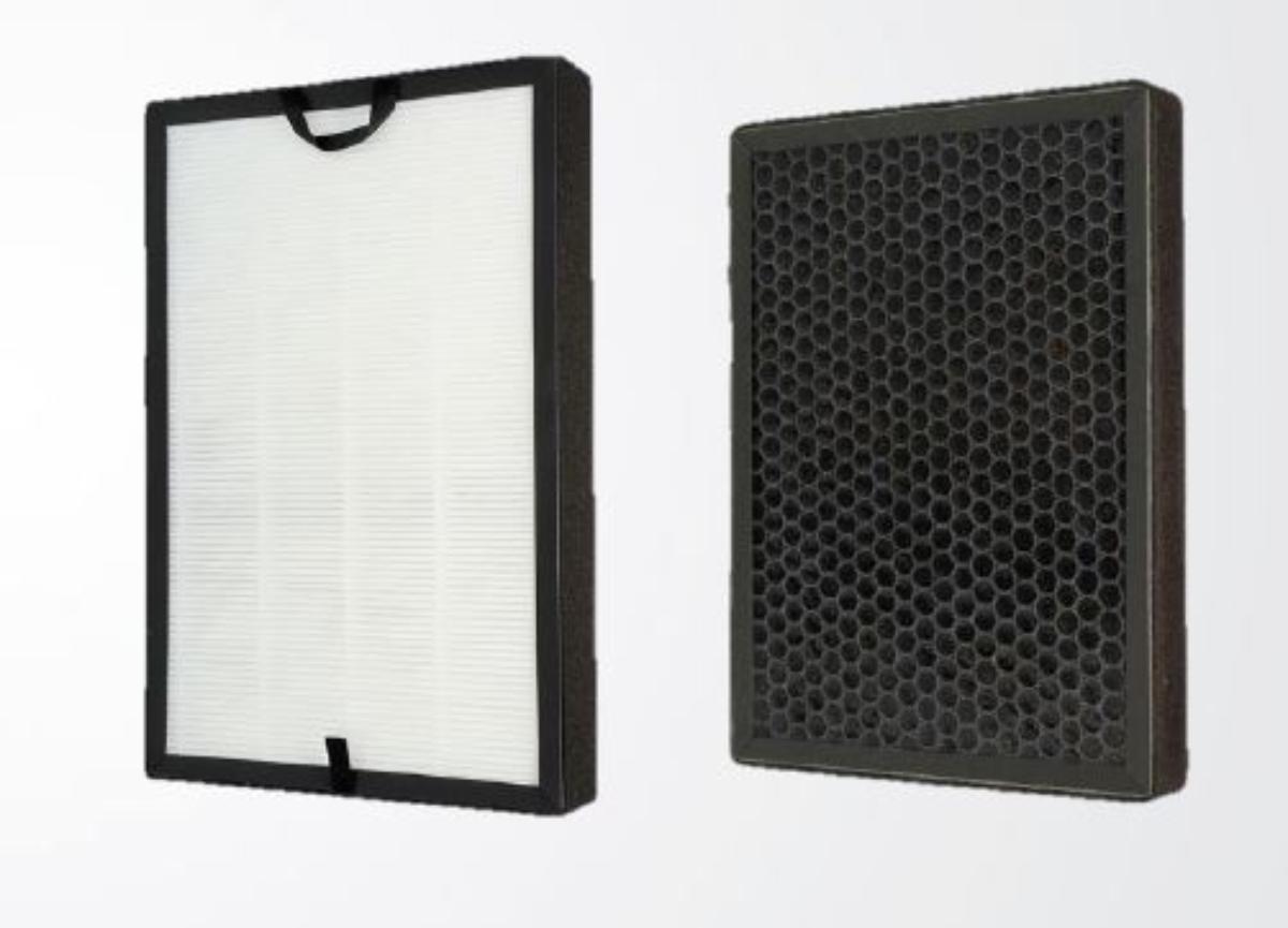 Filtereinsatz, Foto siehe Anlage,
- in einem bedruckten Pappkarton verpackt,
- quaderförmig, mit den Abmessungen (L x B x H): ca. 33 cm x 23,5 cm x 3,5 cm,
- aus einem System mit dreifachem Aufbau:
-- auf einer Seite aus einem einfarbigen Gewirke aus synthetischen Chemiefasern (laut Antrag
   sog. Frontgitter zum Filtern von größeren Partikeln)
-- in der Mitte aus einem lamellenartig gefalteten Vliesstoff aus synthetischen Chemiefasern, der in
   regelmäßigen Abständen auf einer Seite mit ca. 2 mm dicken Linien aus augenscheinlich Kunststoff
   bedruckt ist (laut Antrag sog. HEPA-Filter)
-- auf der anderen Seite aus einem in wabenartige Kammern unterteilten und mit Kohlegranulat
   gefüllten Kunststoffträger, der mit Gewirken aus Spinnstoffen überzogen ist (laut Antrag
   sog. Aktivkohlefilter zum Filtern von Gerüchen und Gasen)
- die Filter sind in einen Rahmen aus augenscheinlich Pappe eingeklebt, der mit einem umlaufenden,
  schmalen Streifen aus augenscheinlich Zellkunststoff und zwei Hakenbändern aus Geweben aus
  Spinnstoffen ausgestattet ist,
- dient als Ersatzfiltereinsatz für Luftreiniger,
- durch Zusammenfügen konfektioniert,
- im Hinblick auf die Bedeutung in Bezug auf die Verwendung sind die Vliesstoffe aus Spinnstoffen und
  die Aktivkohle gleichbedeutend; im Hinblick auf die Menge bestimmen jedoch die Flächenerzeugnisse 
  (Vliesstoff und Gewirke) aus Spinnstoffen den Charakter der Ware,
- weist von der Konzeption her besondere Merkmale auf, die erkennen lassen, dass es sich um eine
  Ware des technischen Bedarfs aus Spinnstoffen handelt, somit keine Ware der Position 8421.

"Ware des technischen Bedarfs aus Spinnstoffen, aufgeführt in Anmerkung 7 zu diesem Kapitel,
 andere als in den Unterpositionen 5911 10 bis 5911 40 genannte, andere als in den Unterpositionen
 5911 9010 00 bis 5911 9099 50 genannte"