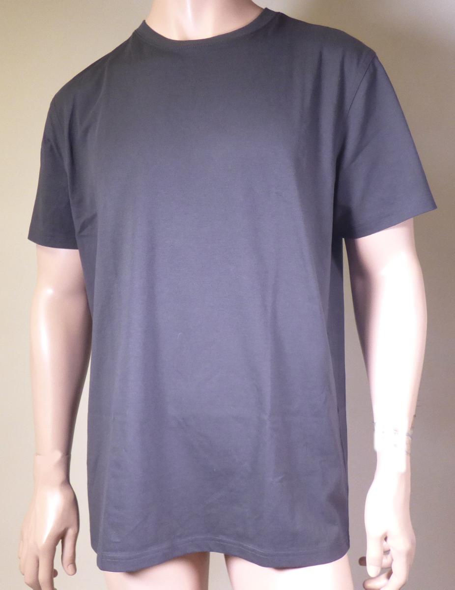 Modisches Unterhemd, sog.T-Shirt, Größe M, Foto siehe Anlage,
- in einem Polybeutel verpackt,
- aus ca. 0,5 mm dicken (leichten), einfarbigen Gewirken aus laut Antrag 60 % Baumwolle und
  40 % Polyester (synthetische Chemiefasern),
- über die Taille reichend (Rückenlänge: ca. 64 cm),
- mit einem runden, halsfernen Ausschnitt (somit kein T-Shirt),
- ohne Öffnung und ohne Verschluss,
- mit kurzen Ärmeln,
- modisch gestaltet; wird unmittelbar auf der Haut getragen,
- am unteren Rand durch Umschlagen und Festnähen gesäumt.

"Unterhemd, aus Gewirken, aus Baumwolle"