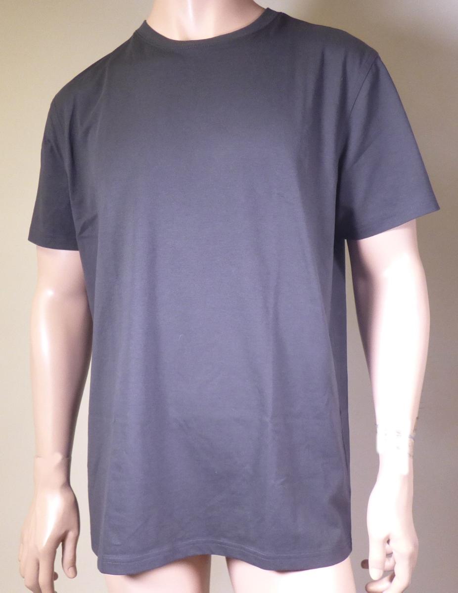 T-Shirt, Größe L, Foto siehe Anlage,
- in einem Polybeutel verpackt,
- aus ca. 0,5 mm dicken (leichten), einfarbigen Gewirken aus laut Antrag 60 % Baumwolle und 
  40 % Polyester (synthetische Chemiefasern),
- über den Schritt reichend (Rückenlänge: ca. 76 cm),
- mit einem runden, halsnahen Ausschnitt,
- ohne Öffnung und ohne Verschluss,
- mit kurzen, enganliegenden Ärmeln,
- am unteren Rand durch Umschagen und Festnähen gesäumt,
- erfüllt die Merkmale zur Einreihung als T-Shirt, somit keine Ware des TARIC-Codes 6109 1000 90.

"T-Shirt, aus Gewirken, aus Baumwolle"