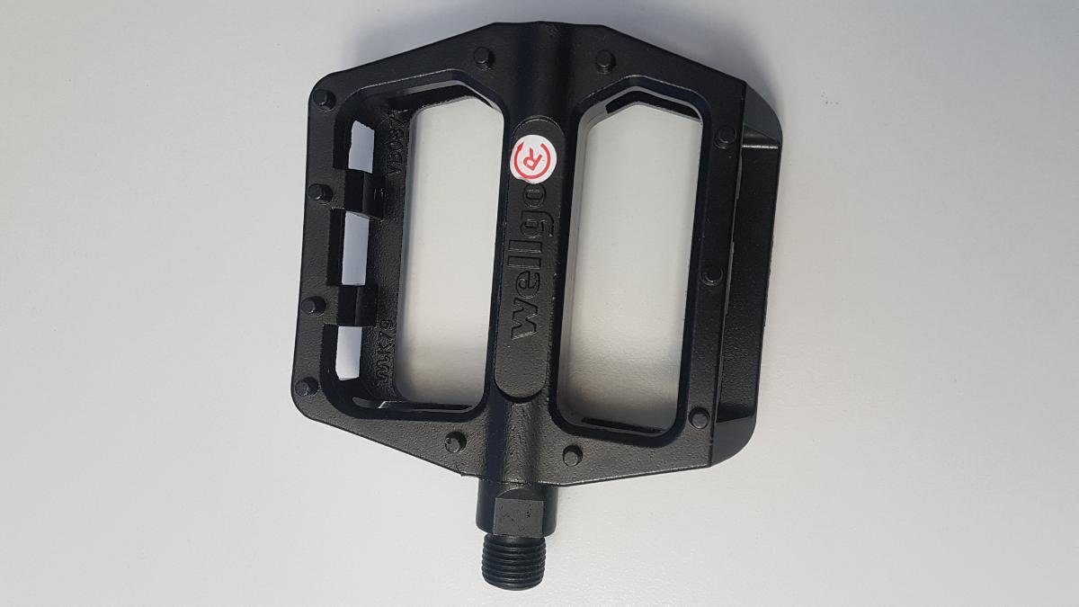 Fahrradpedale, sog. Plattformpedale, Foto siehe Anlage,
- in der Bauart von spezifisch gefertigten, sog. Plattformpedalen,
- laut Antrag:
- - aus Aluminium,
- - an den Ober- und Unterseiten mit rutschhemmenden, mit Noppen versehenen Trittflächen,
- - mit einer mit Schraubgewinde ausgestatteten Pedalachse,
- - ohne EUS - Bewilligung (Codierung/Schlüssel: N990) in Bezug auf die Inanspruchnahme
    der Endverwendung (Anhang A Spalte 8c der Delegierten Verordnung (EU) 2015/2446) zur
    Verwendung bei der Herstellung von Fahrrädern (einschließlich Elektrofahrrädern),
- werden mit dem Kurbelarm der Kurbelgarnitur von Fahrrädern verschraubt,
- dienen der Übertragung der Antriebskraft des Fahrenden auf die Tretkurbel,
- aufgrund der Konzeption (u. a. Form und Abmessungen) erkennbar hauptsächlich zur
  Verwendung in Fahrrädern des Kapitels 87 bestimmt.

"Teile für Fahrräder der Positionen 8711 und 8712, Pedale, andere als im TARIC-Code 8714 9610 10
genannte"