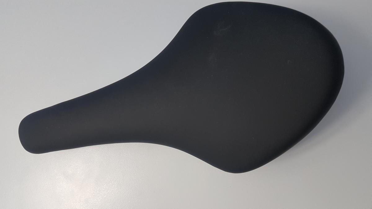 Sattel, sog. Fahrradsattel, Fotos siehe Anlage,
- in der Form eines spezifisch gefertigten Fahrradsattels,
- mit einem Sattelgestell aus unedlem Metall,
- wird am oberen Ende der Sattelstütze von Fahrrädern befestigt,
- dient dazu, dem Fahrenden auf dem Fahrrad Halt zu geben und ihm das
  Sitzen zu ermöglichen,
- aufgrund der objektiven Merkmale (u. a. Form, Abmessungen) erkennbar
  hauptsächlich für Fahrräder bestimmt.

"Teil (Sattel) für Fahrräder der Positionen 8711 und 8712"