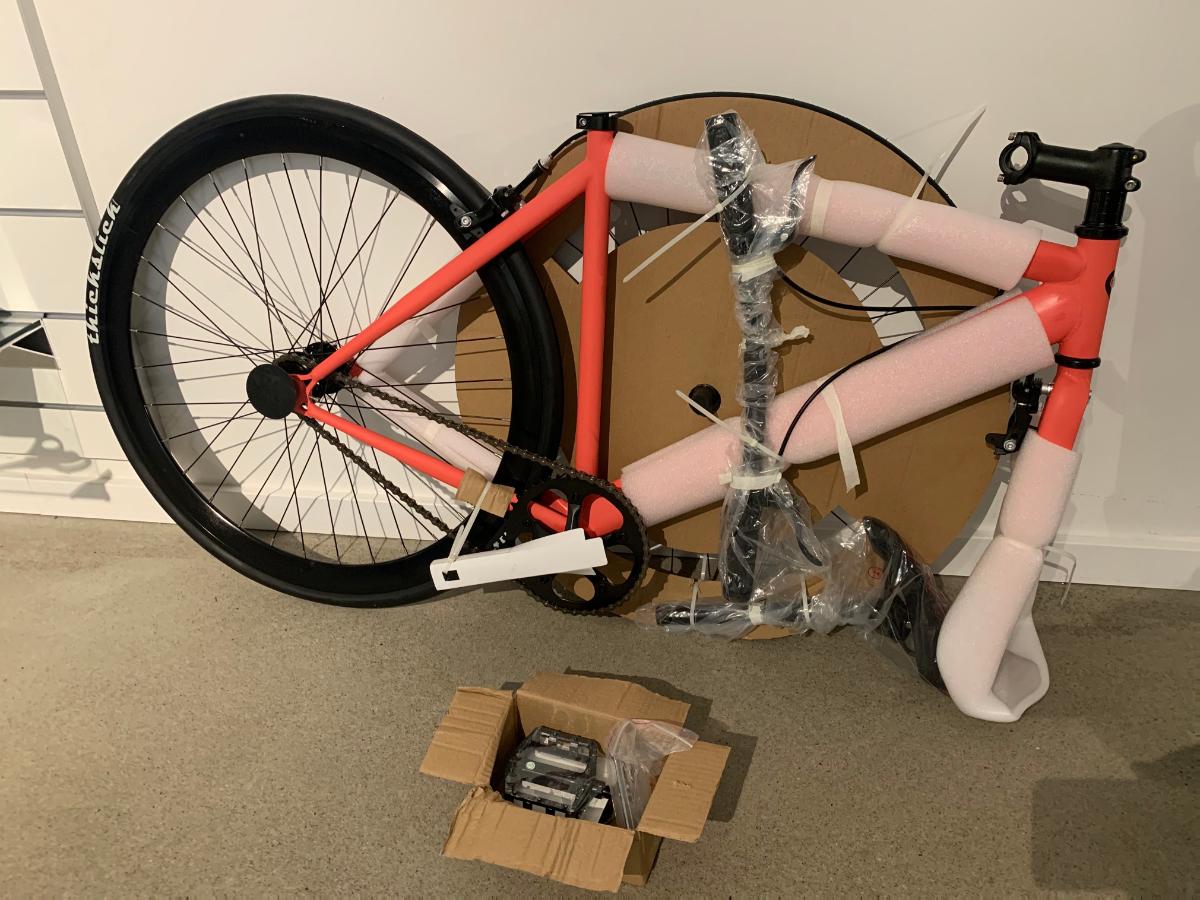 Fahrräder, sog. Zusammenstellung eines teilmontierten Fahrrades, Fotos siehe Anlage,
- in der Bauart von zweirädrigen Herrenfahrrädern (sog. Fixie/Singelspeed-Rädern) gefertigt,
- laut Antrag:
- - in unterschiedlichen Rahmengrößen (von S bis XL) und unterschiedlichen Farben,
- - mit lackierten Rahmen aus Stahl,
- - mit lackierten Starrgabeln,
- - mit Steuersätzen (mit Kugellager),
- - mit Lenker und sog. Ahead-Vorbauten,
- - mit vollständigen Laufrädern (hinten mit sog. Flip-Flop-Naben) mit Reifen,
- - mit Seitenzugbremsen,
- - mit Sattelklemmen, Sattelstützen und Sätteln,
- - mit Kurbelgarnituren (inklusive Tretlager) und Pedalen,
- - mit Kette,
- - teilmontiert (Lenker, Vorderrad, Pedale und Sattel mit Sattelstütze müssen noch montiert werden),
- - mit Montagewerkzeug (2 x Inbusschlüssel und 1 x Gabelschlüssel),
- - kein Versand aus Indonesien, Malaysia, Sri Lanka, Tunesien, Kambodscha, Pakistan oder den
    Philippinen,
- stellen sich im maßgebenden Zeitpunkt, als noch nicht zusammengesetzte Fahrräder im Sinne der
   Allgemeinen Vorschrift 2 a) dar.

"Zweiräder ohne Motor, mit Kugellager, andere in den TARIC-Codes 8712 0030 10 und
8712 0030 20 genannte"