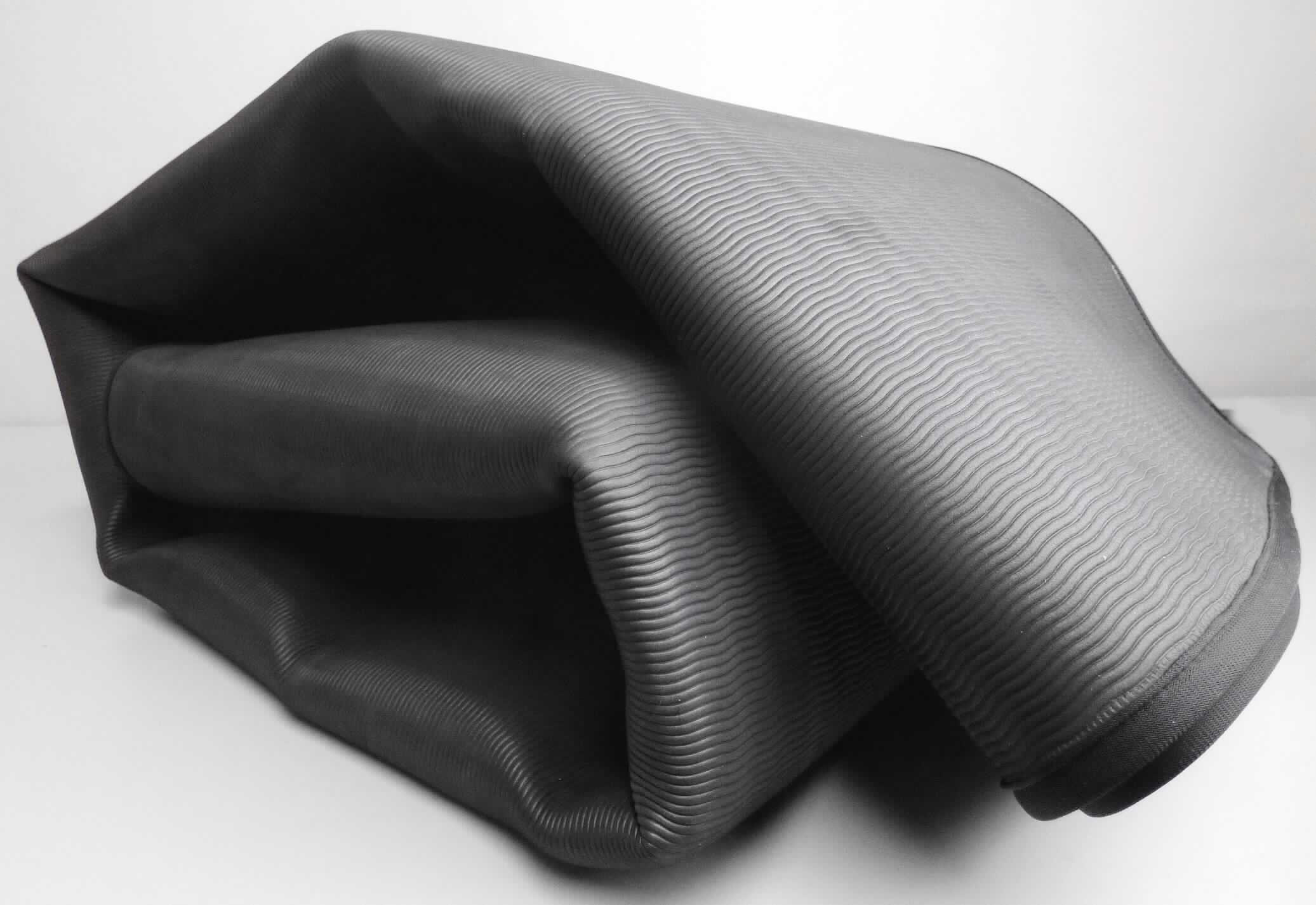 Angaben des Antragstellers:
Sportmatte aus TPE-Material

Feststellungen an einem Warenmuster:
Schwarze Matte aus Zellkunststoff (Ethylen-Vinylacetat-Copolymer). Die Matte besteht aus 2 Elementen, die mit einem Reißverschluss verbunden werden können. Die Sportmatte ist bedruckt mit Motiven, die zu Sportübungen animieren.


Befund:
Es handelt sich um einen Bodenbelag aus Kunststoff im Sinne der Unterposition (KN) 3918 9000. Eine Einreihung in die Position 9506 scheidet aus, da der Bodenbelag nicht nur für sportliche Aktivitäten verwendet werden kann, sondern auch dem Schutz von Oberflächen und von Personen dient.
