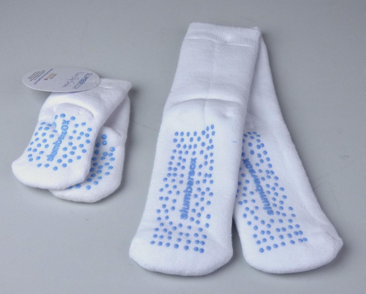 Socken, Foto siehe Anlage,
- drei Paar in einem Polybeutel verpackt,
- aus bis zu ca. 3,2 mm dicken, einfarbigen Schlingengewirken aus laut Antrag 80 % Baumwolle, 
  18 % Polyamid und 2 % Elasthan (beides synthetische Chemiefasern),
- schlauchförmig abgepasst gewirkt und an den Fußspitzen durch Zusammennähen konfektio-
  niert, mit ausgearbeiteter Ferse,
- am oberen Rand mit einem doppelt gearbeiteten, ca. 2 cm breiten Abschluss versehen,
- zur Erhöhung der Rutschfestigkeit auf der Lauffläche mit Noppen aus Kunststoff (laut Antrag
  Silikon) versehen, die keine angebrachte Laufsohle darstellen,
- die Knöchel bedeckend, nicht über die Waden reichend,
- ist nicht für Kleinkinder mit einer Körpergröße von bis zu 86 cm bestimmt; somit keine Ware
  der Position 6111.

"Socken aus Gewirken, aus Baumwolle"