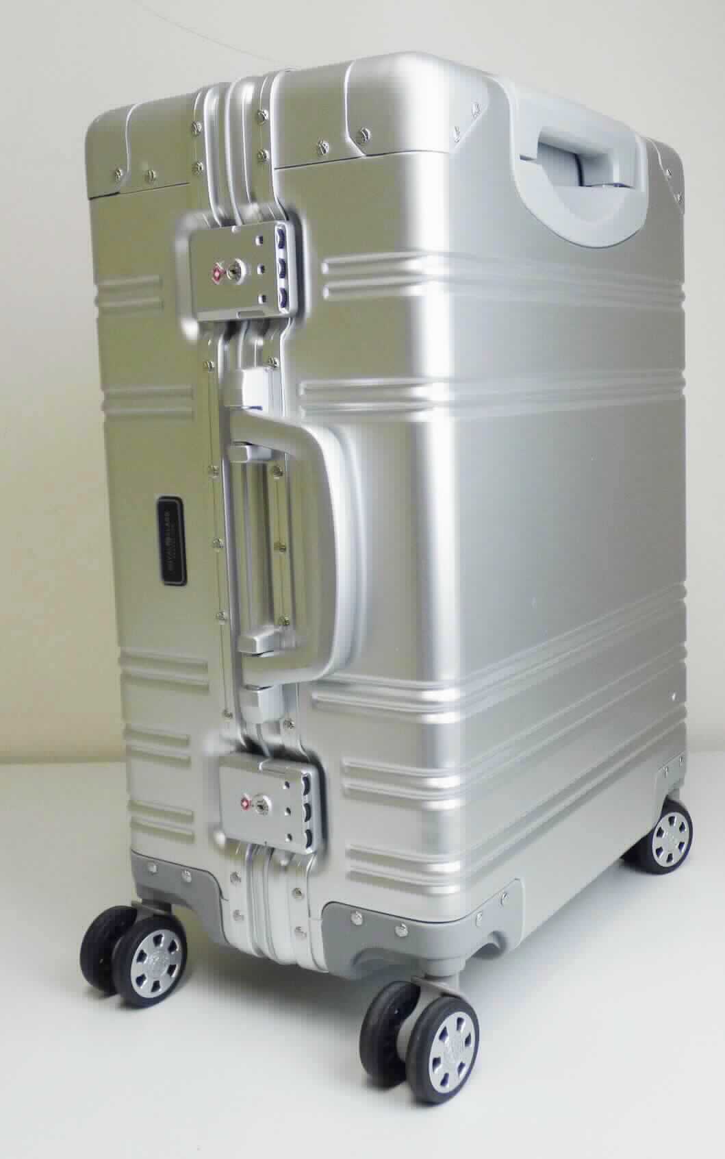 Warenzusammenstellung, bestehend aus einem Reisekoffer und einer Regenhülle, sog. Aluminium Premium 
Koffer, Fotos siehe Anlage,
- in Aufmachung für den Einzelverkauf; zur Befriedigung eines speziellen Bedarfs zusammengestellt,
- Reisekoffer:
- - mit einer Außenseite aus Aluminium,
- - mit vier Standfüßen aus Kunststoff,
- - mit einem ausziehbaren Griff zum Ziehen des Koffers auf vier Rollen (Trolleyfunktion),
- - mit jeweils einem Tragegriff an zwei Schmalseiten, 
- - aufklappbar; mit zwei Schnappverschlüssen mit Zahlenschlössern,
- - innen:
- - - gefüttert,
- - - auf einer Seite mit einem Kreuzpackgurt mit Schnappverschluss,
- - - mit einer Abdeckung mit zwei netzartigen, aufgesetzten Reißverschlussfächern; mit Klettbändern am 
      Rand zu befestigen,
- - - in den Abmessungen: ca. 55 cm (Höhe) x 40 cm (Breite) x 23 cm (Tiefe), 
- Regenhülle (Ware aus Kunststoff): 
- - aus klarsichtigen Kunststofffolien,
- - an den Rändern mit Spinnstoffbändern eingefasst,
- - entsprechend der Form des Reisekoffers zugeschnitten,
- insbesondere im Hinblick auf die Verwendung bestimmt der Reisekoffer den wesentlichen Charakter der
  Warenzusammenstellung.

"Reisekoffer, mit Außenseite aus Aluminium"