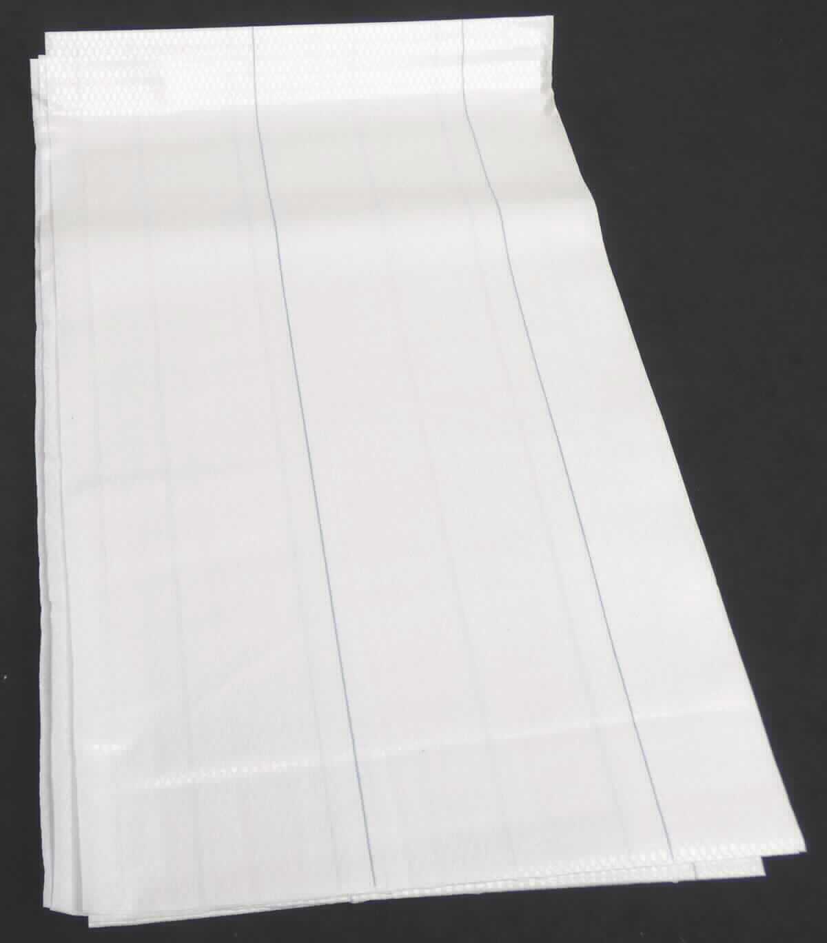 Es handelt sich bei dem vorgelegten Warenmuster um ein etwa 80 x 140 cm großes Flächenerzeugnis, bestehend aus einem Vlies aus Zellstofffasern (sog. Tissue) und einer Lage aus Kunststofffolie. Zusätzlich sind zwischen die Lagen acht Spinnstofffäden mit einem Abstand von etwa 8,8 cm parallel zur Längsrichtung eingebracht. Als Laken werden die Erzeugnisse in Krankenhäusern und von Rettungsdiensten zum Abdecken von Betten, Liegen und Tragen verwendet. Sie sind zu 100 Stück in einem Karton verpackt jedoch nicht für den Einzelverkauf aufgemacht.

Abbildung siehe Anlage.

Derartige Waren gehören als "Waren für chirurgische, medizinische oder hygienische Zwecke, aus Vliesen aus Zellstofffasern, nicht in Aufmachung für den Einzelverkauf" zur Codenummer 4818 90 10 00 0, da es sich zolltarifrechtlich um aus verschiedenen Stoffen zusammengesetzte Waren handelt, deren wesentlicher Charakter nach der Dicke durch das Vlies aus Zellstofffasern bestimmt wird.