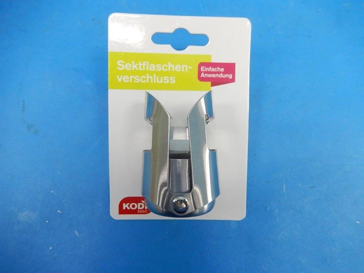 Es handelt sich um sog. Sektflaschenverschlüsse, im Wesentlichen bestehend aus einer nahezu zylindrischen Kappe aus unedlen Metallen, die an der Außenseite mit zwei gebogenen, beweglichen Blechzuschnitten aus unedlen Metallen mit spezifischen Aussparungen versehen ist. Im Inneren der Kappe befindet sich eine Feder aus unedlen Metallen. Am unteren Ende weisen die Waren zudem einen zweiteiligen Dichtungseinsatz aus Kautschuk oder Kunststoffen auf. Die Erzeugnisse sind einzeln mit Kabelbinder aus Kunststoffen auf einer bedruckten Pappkarte befestigt.
-Angaben lt. Antragsteller-

Die unedlen Metalle bestimmen insbesondere im Hinblick auf den Umfang den Charakter der aus verschiedenen Stoffen zusammengesetzten Erzeugnisse.

Abbildung siehe Anlage.

Derartige Erzeugnisse gehören als "Stopfen, aus unedlen Metallen" zur Codenummer 8309 9090 90 0 des Zolltarifs.