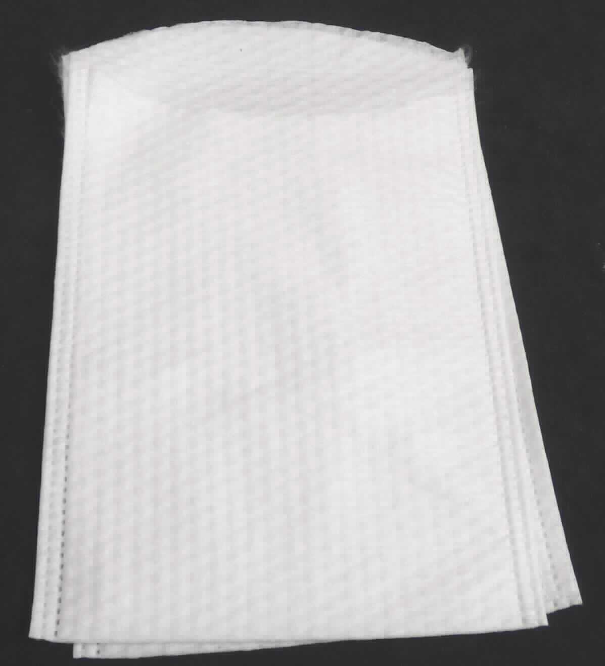 Waschhandschuhe, sog. Spunlace-Waschhandschuhe, Art. 113497-00, Foto siehe Anlage,
- laut Antrag 50 Stück in einem Polybeutel verpackt,
- in nahezu rechteckiger Form; laut Antrag mit den Abmessungen (L x B): 23 cm x 15 cm,
- aus ca. 0,6 mm dicken, einfarbigen Vliesstoffen der Position 5603 aus laut Antrag Chemiefasern, 
- an einer Schmalseite offen, an der anderen umgeschlagen und an beiden Längsseiten zusammengeschweißt
  (somit konfektioniert),
- wird zur Körperpflege verwendet.

"Wäsche zur Körperpflege (Waschhandschuhe), aus Spinnstoffen, aus Chemiefasern, aus Vliesstoffen"