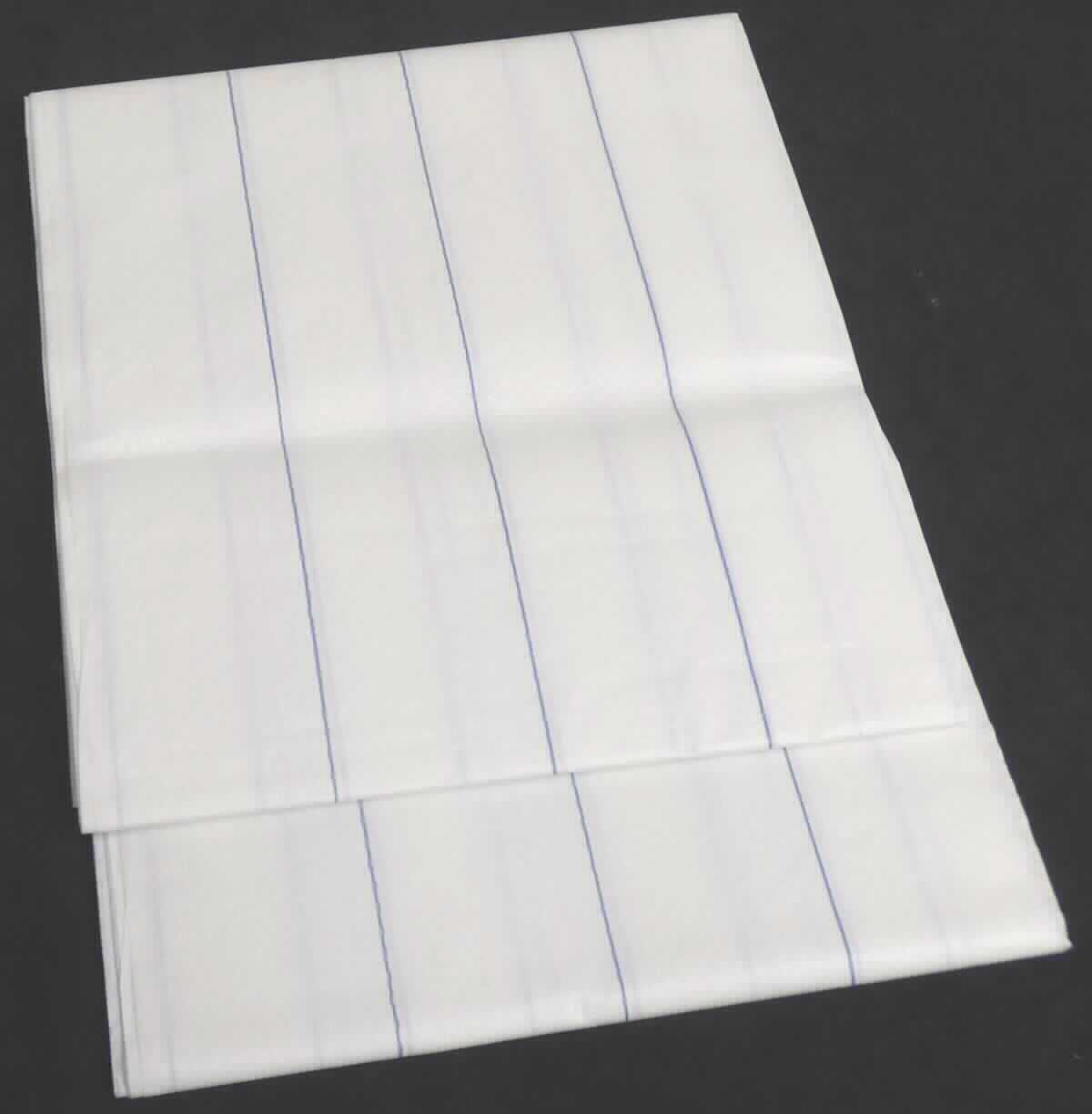 Es handelt sich bei dem vorgelegten Warenmuster um ein etwa 100 x 200 cm großes Flächenerzeugnis, bestehend aus einem Vlies aus Zellstofffasern (sog. Tissue) und einer Lage aus Kunststofffolie. Zusätzlich sind zwischen die Lagen 20 Spinnstofffäden mit einem Abstand von etwa 4,8 cm parallel zur Längsrichtung eingebracht. Als Laken werden die Erzeugnisse in Krankenhäusern und von Rettungsdiensten zum Abdecken von Betten, Liegen und Tragen verwendet Sie sind zu 100 Stück in einem Karton verpackt jedoch nicht für den Einzelverkauf aufgemacht.

Abbildung siehe Anlage.

Derartige Waren gehören als "Waren für chirurgische, medizinische oder hygienische Zwecke, aus Vliesen aus Zellstofffasern, nicht in Aufmachung für den Einzelverkauf" zur Codenummer 4818 90 10 00 0, da es sich zolltarifrechtlich um aus verschiedenen Stoffen zusammengesetzte Waren handelt, deren wesentlicher Charakter nach der Dicke durch das Vlies aus Zellstofffasern bestimmt wird.