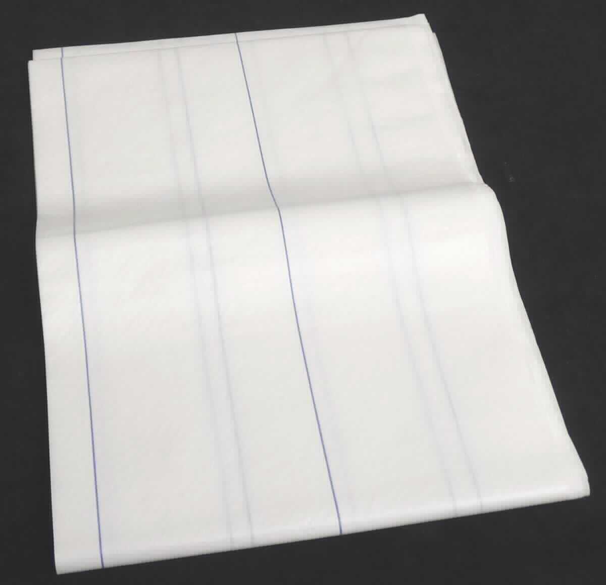 Es handelt sich bei dem vorgelegten Warenmuster um ein etwa 80 x 210 cm großes Flächenerzeugnis, bestehend aus einem Vlies aus Zellstofffasern (sog. Tissue) und einer Lage aus Kunststofffolie. Zusätzlich sind zwischen die Lagen acht Spinnstofffäden mit einem Abstand von etwa 8,8 cm parallel zur Längsrichtung eingebracht. Als Laken werden die Erzeugnisse in Krankenhäusern und von Rettungsdiensten zum Abdecken von Betten, Liegen und Tragen verwendet. Sie sind zu 100 Stück in einem Karton verpackt, jedoch nicht für den Einzelverkauf aufgemacht.


Abbildung siehe Anlage.

Derartige Waren gehören als "Waren für chirurgische, medizinische oder hygienische Zwecke, aus Vliesen aus Zellstofffasern, nicht in Aufmachung für den Einzelverkauf" zur Codenummer 4818 90 10 00 0, da es sich zolltarifrechtlich um aus verschiedenen Stoffen zusammengesetzte Waren handelt, deren wesentlicher Charakter nach der Dicke durch das Vlies aus Zellstofffasern bestimmt wird.