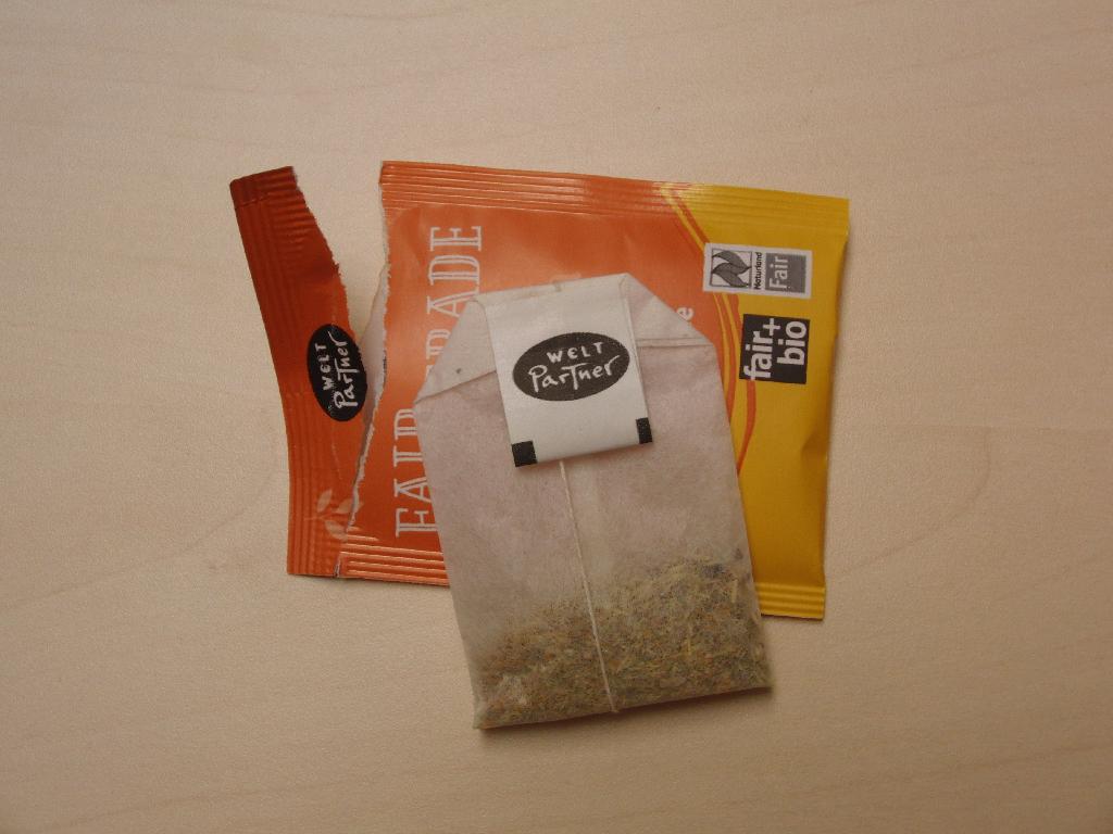 Nach den Antragsangaben, den ergänzenden Angaben aus der Produktspezifikation und dem vorliegenden Warenmuster handelt es sich bei der als "Gewürztee Curcuma Sun, Art. FB2-12-045" bezeichneten Ware um eine Mischung, bestehend aus Curcuma, Ingwer, Zimt, Kardamom, Pfeffer und Nelken, welche mit Zitronengras, Süssholz und Zitronenschale vermengt sind. Die Komponenten der Mischung sind getrocknet und geschnitten.
Danach handelt es sich um eine Mischung im Sinne der Anmerkung 1 b) zu Kapitel 9, die andere Stoffe enthält. Aufgrund der Gewichtsanteile wird der Charakter der Ware durch die Gewürze bestimmt.
Die Gewürzmischung ist in einer Kartonage in zwanzig einzeln verpackten Beuteln mit je 1,8 g für die Abgabe zum Einzelverkauf aufgemacht.

Zolltarifrechtlich handelt es sich um eine "Mischung im Sinne der Anmerkung 1 b) zu Kapitel 9, kein Curry, weder gemahlen noch sonst zerkleinert".