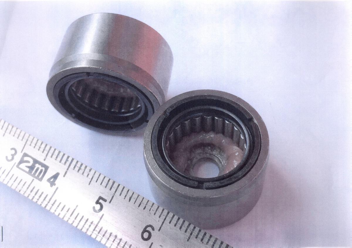 Bei der als Lagerbüchse bezeichneten Ware handelt es sich um ein Lagergehäuse mit eingebautem Wälzlager (Nadellager) zum Einbau in Gelenkwellen. Die Lagergehäuse haben eine Höhe zwischen 13,6 mm - 44,7 mm und einen Durchmesser zwischen 22 mm - 68 mm. Sie sind mit dünnen Nadeln (weniger als 5 mm) und einer Dichtung ausgestattet.
Das Erzeugnis ist als "Lagergehäuse mit eingebautem Wälzlager" einzureihen.