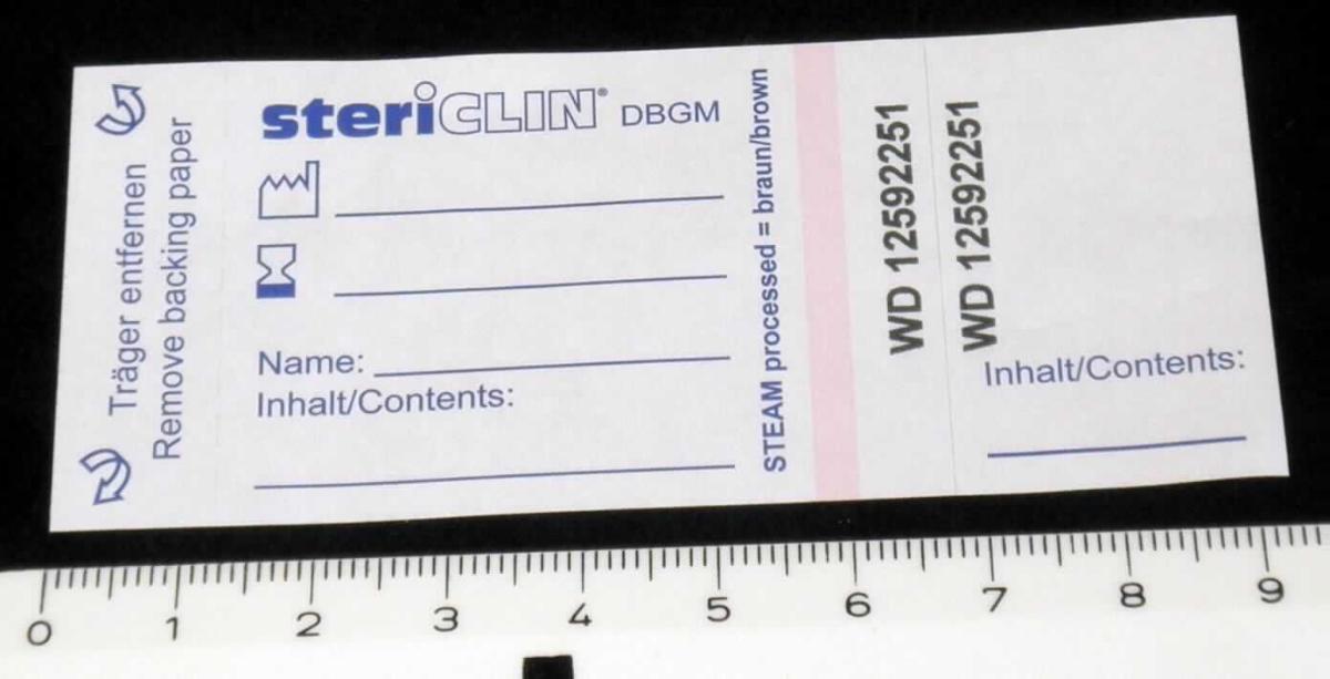 Es handelt sich um ein rechteckiges Etikett aus Papier (Format: etwa 9,2 x 4,0 cm, perforiert), das auf der Schauseite im Wesentlichen mit Beschriftungslinien und Ziffernfolgen bedruckt sowie mit einer Indikatorbeschichtung in Form eines etwa 0,3 cm breiten Streifens versehen ist. Die Rückseite ist selbstklebend ausgerüstet und auf ein silikonisiertes Trägerpapier aufgebracht. Das Erzeugnis ist zweigeteilt zum Einmalgebrauch bestimmt und wird innerhalb eines Systems zur patientenbezogenen Chargendokumentation, Rückverfolgbarkeit von Medizinprodukten und Sterilbarrieresystemen zu Kennzeichnungszwecken verwendet.

Abbildung siehe Anlage.

Derartige Waren gehören als "Etiketten aller Art aus Papier, bedruckt, selbstklebend" zum TARIC-Code 4821 10 10 00.