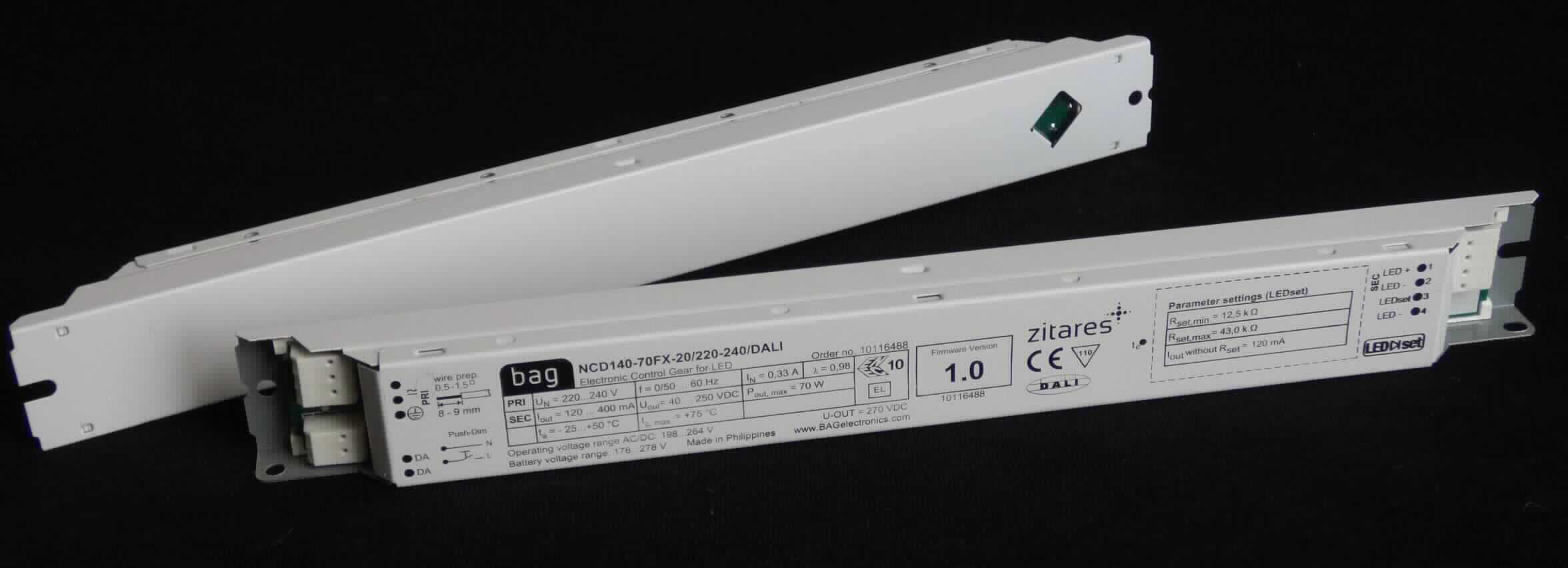 Dimmbares 1-Kanal Elektronisches Vorschaltgerät für LED Module, Modell 10116488 - LEDC BAG NCD140-70FX-20/220-240/DALI
- bestehend aus einer mit aktiven und passiven Bauelementen bestückten gedruckten Schaltung in einem quaderförmigen Kunststoffgehäuse mit Anschlussvorrichtungen, 
- zum Umwandeln einer Eingangswechselspannung (220-240 VAC) oder einer Eingangsgleichspannung in eine Ausgangsgleichspannung von 40 bis 250 VDC sowie zum gleichzeitigen Dimmen der Helligkeit von angeschlossenen LED-Leuchten über einen Ausgang (1-Kanal) mittels Amplituden- und Pulsweitenmodulation (sog. Mixed-mode).
Eine Hauptfunktion der kombinierten Maschine ist nicht ermittelbar (Einreihung in die zuletzt in Betracht kommende Position bzw. Unterposition).

Das Erzeugnis ist als "elektrisches Gerät zum Schließen und Unterbrechen von elektrischen Stromkreisen, kein Leistungsschalter, kein Schalter der Unterpositionen (KN) 8536 5003 bis 8536 5007, für eine Spannung von mehr als 60 V aber weniger als 1000 V, nicht für bestimmte Luftfahrzeuge, nicht von den TARIC-Codes 8536 5080 81 bis 8536 5080 97 erfasst" einzureihen.

Anlage: 1 Abbildung