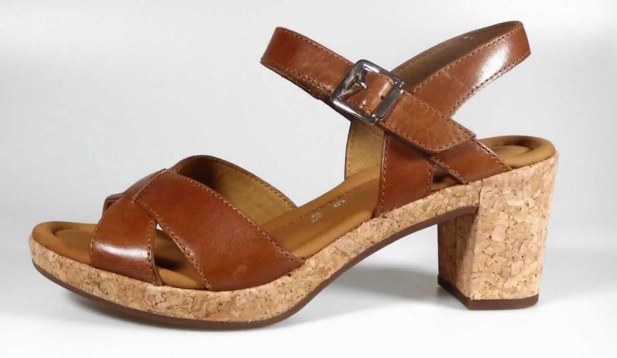Sandalen mit Absatz, laut Antrag Freizeitschuh für Damen, Foto siehe Anlage, 
- mit Laufsohlen aus Kautschuk/Kunststoff; ohne Hauptsohle aus Holz,
- mit zehenfreiem Oberteil (nicht geschlossenes Blatt; daher keine Ware der Unterposition 6403 9991) aus Leder,
- mit Schnallenverschluss,
- nicht den Knöchel bedeckend,
- mit einer größten Höhe des Absatzes und der Sohle von ca. 7,5 cm.

"Schuhe mit Laufsohlen aus Kautschuk/Kunststoff und Oberteil aus Leder, andere als in den Unterpositionen 
 6403 1200 bis 6403 9905 genannte, mit nicht geschlossenem Blatt, mit Absatz und Sohle mit einer größten 
 Höhe von mehr als 3 cm"