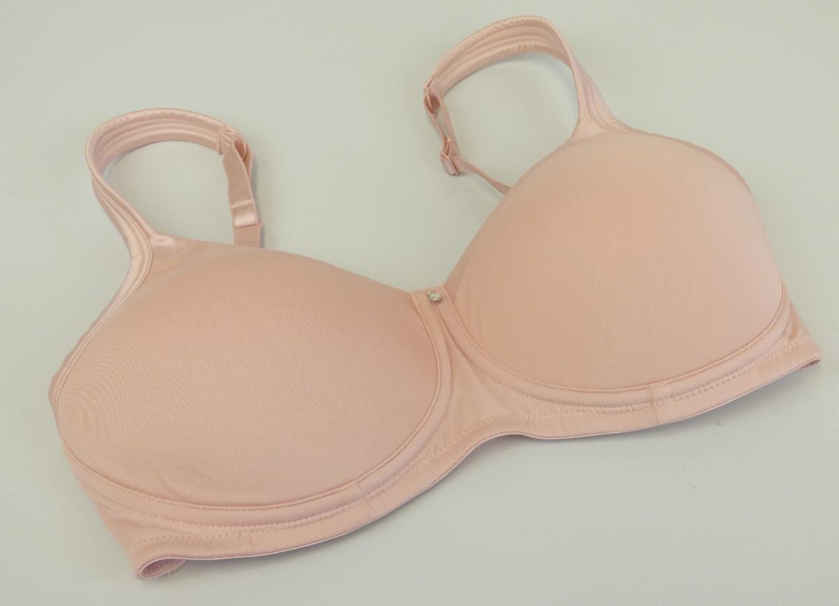 Büstenhalter, sog. Satin Trim T-Shirt Spezialbüstenhalter, Style 134, Größe 75B, Foto siehe Anlage,
- in einem Polybeutel verpackt,
- aus ca. 0,5 mm dicken, einfarbigen Gewirken aus laut Antrag synthetischen Chemiefasern,
- mit bis zu ca. 2 cm breiten, teilweise gepolsterten, in der Länge verstellbaren, elastischen Trägern,
- mit ausgearbeiteten, gepolsterten Büstenteilen von konvexer Form, zwischen den Büstenteilen mit
  einem Kettengewirke aus Spinnstoffen unterlegt; an den Seiten mit eingearbeiteten, schmalen Stäbchen
  aus augenscheinlich Kunststoff ausgestattet; auf der Innenseite der Büstenteile mit sog. Innentaschen, 
  die zur Aufnahme von Brustprothesen dienen,
- im Rückenteil mit einem für Büstenhalter typischen Haken- und Ösenverschluss,
- am unteren Rand durch Umschlagen und Festnähen gesäumt und mit einem auf der Innenseite
  angenähten, ca. 1,1 cm breiten, elastischen Band versehen; am oberen Rand der Büste mit Einsätzen
  aus Geweben, an den übrigen Rändern mit Bändern aus Geweben eingefasst,
- zwischen den Büstenteilen mit einem kleinen Anhänger aus augenscheinlich unedlem Metall und
  einem Strasssteinchen verziert,
- die Ware stellt sich weder als erkennbar und hauptsächlich für ein künstliches Körperteil
  (hier: Brustprothese) noch als ein anderes, für verschiedene Waren des Kapitel 90 bestimmtes
  Teil dar, somit keine Ware der Positionen 9021 und 9033,
- die Ware ist geeignet, die Einzelbüste zu stützen, zu korrigieren und zu formen.

"Büstenhalter, aus Gewirken, nicht in Warenzusammenstellung für den Einzelverkauf aufgemacht"