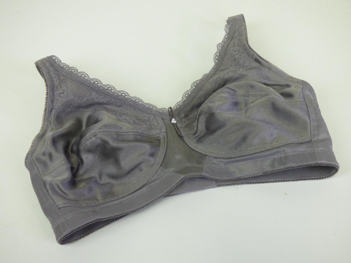 Büstenhalter, sog. Lace Soft Cup Spezialbüstenhalter, Style 135, Größe 75B, Foto siehe Anlage,
- in einem Polybeutel verpackt,
- aus ca. 0,5 mm dicken, einfarbigen Gewirken aus laut Antrag 88 % Nylon und 12 % Elasthan (beides 
  synthetischen Chemiefasern),
- mit ca. 2 cm breiten, in der Länge verstellbaren, elastischen Trägern,
- mit einzeln ausgearbeiteten Büstenteilen von konvexer Form, zwischen den Büstenteilen mit einem
  Kettengewirke aus Spinnstoffen unterlegt; auf der Innenseite der Büstenteile mit sog. Innentaschen, die
 zur Aufnahme von Brustprothesen dienen,
- am oberen Rand mit aufgenähten Zuschnitten aus musterbildend durchbrochenen Gewirken
  (sog. Raschelspitze) verziert,
- im Rückenteil mit einem für Büstenhalter typischen Haken- und Ösenverschluss,
- am unteren Rand durch Umschlagen und Festnähen gesäumt und mit einem auf der Innenseite
  angenähten, ca. 1,8 cm breiten, elastischen Band versehen; an den übrigen Rändern mit elastischen
  Bändern eingefasst,
- zwischen den Büstenteilen mit einer Zierschlaufe,
- die Ware stellt sich weder als erkennbar und hauptsächlich für ein künstliches Körperteil
  (hier: Brustprothese) noch als ein anderes, für verschiedene Waren des Kapitel 90 bestimmtes
  Teil dar, somit keine Ware der Positionen 9021 und 9033,
- die Ware ist geeignet, die Einzelbüste zu stützen, zu korrigieren und zu formen.

"Büstenhalter, aus Gewirken, nicht in Warenzusammenstellung für den Einzelverkauf aufgemacht"