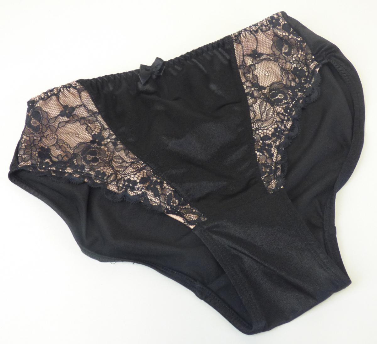 Slip, Größe M, Foto siehe Anlage,
- aus bis zu ca. 0,5 mm dicken, unterschiedlichen, teilweise durchbrochen gearbeiteten, einfarbigen
  Gewirken aus laut Antrag 100 % Nylon (synthetische Chemiefasern), im vorderen Bereich mit einem
  einfarbigen Gewirke aus laut Antrag 95 % Baumwolle und 5 % Elasthan (Elastomergarn, synthetische
  Chemiefasern) unterlegt,
- als Hüftslip gearbeitet,
- ohne Öffnung und ohne Verschluss, 
- mit einem Schrittfutter (Hygieneeinlage),
- mit ca. 8 cm hohen Seitenteilen (gemessen vom Beinausschnitt bis zum oberen Rand),
- an allen Ränder durch Umschlagen und Festnähen gesäumt,
- aufgrund des Schnitts eindeutig als Frauenkleidung erkennbar,
- aufgrund der Materialzusammensetzung keine Miederhose im Sinne der Position 6212.

"Slip, aus Gewirken, für Frauen, aus Chemiefasern"