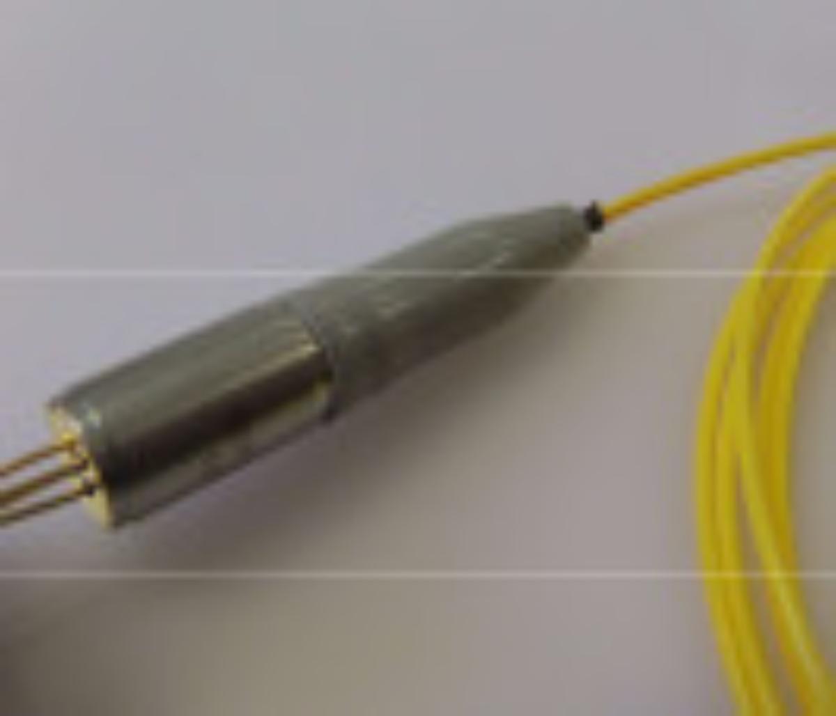 Sog. Laserdiode, Artikel-Nr. PLMR157C-A-2-2-S-K1 C-CLP, "CWDM DFB Return Path Coaxial Laser", in Form einer Laser-Lichtquelle, im Wesentlichen bestehend aus einem DFB-Laser, einer Monitor-Photodiode und optischen Isolatoren in einem Gehäuse mit vier Anschlusspins und einem Faser-Pigtail mit SC-Anschluss.
Die Ware dient zur Verwendung als Laser-Lichtquelle mit einer Wellenlänge von 1.570 nm für CATV-Anwendungen und der Übertragung von RF-Signalen über Glasfaserkabel. Sie ist innerhalb dieser Anwendungsbereiche nicht in der Lage, selbst Daten (z. B. mittels direkter Modulation der Lichtquelle) zu übermitteln.

Die Ware wird als „Laser, ausgenommen Laserdioden" eingereiht.