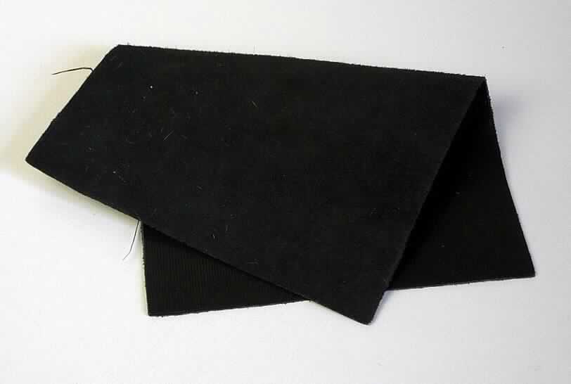 Leder, sog. ganzes Kalbfell, Foto siehe Anlage,
- die Einreihung erfolgt anhand eines vorgelegten Abschnitts von ca. 21 cm x 15 cm und den Antragsangaben,
- laut Antrag:
- - Narbenspalt vom Kalb,
- - ganze Haut mit einer Oberfläche von weniger als 2,6 Quadratmetern (0,93 - 1,49 Quadratmeter),
- enthaart und gegerbt,
- gefärbt, mit einer Kunststofffolie versehen und geschlitzt (gebrauchsfertig zugerichtet), 
- kein Boxcalf.

"Nach dem Gerben oder Trocknen zugerichtetes Leder von Kälbern, enthaart, kein Leder der Position 4114,
 ganze Haut, Narbenspalt, mit einer Oberfläche von 2,6 Quadratmetern oder weniger, kein Boxcalf"