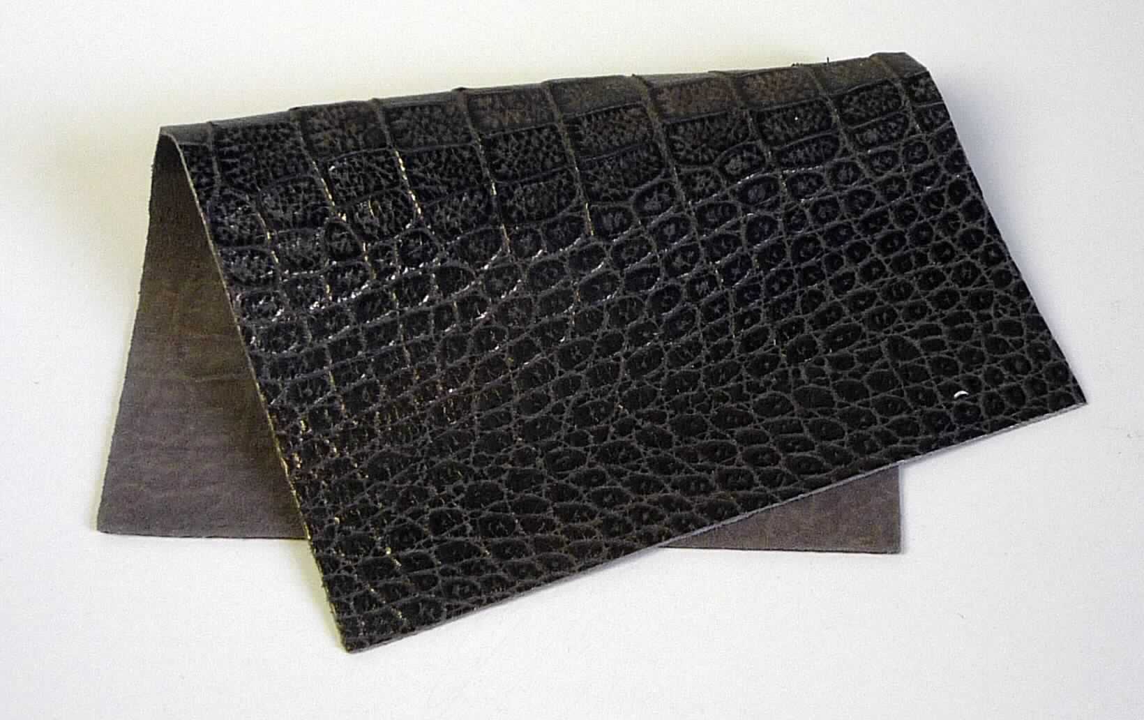Leder, sog. Kalbhälfte, Foto siehe Anlage,
- die Einreihung erfolgt anhand eines vorgelegten Abschnitts von ca. 21 cm x 15 cm und den Antragsangaben,
- laut Antrag:
- - Narbenspalt vom Kalb,
- - in Form von Hälften,
- enthaart und gegerbt, 
- mit Kunststoff bestrichen und geprägt (gebrauchsfertig zugerichtet).

"Nach dem Gerben oder Trocknen zugerichtetes Leder von Kälbern, enthaart, gespalten, kein Leder der 
 Position 4114, keine ganze Haut, Narbenspalt"